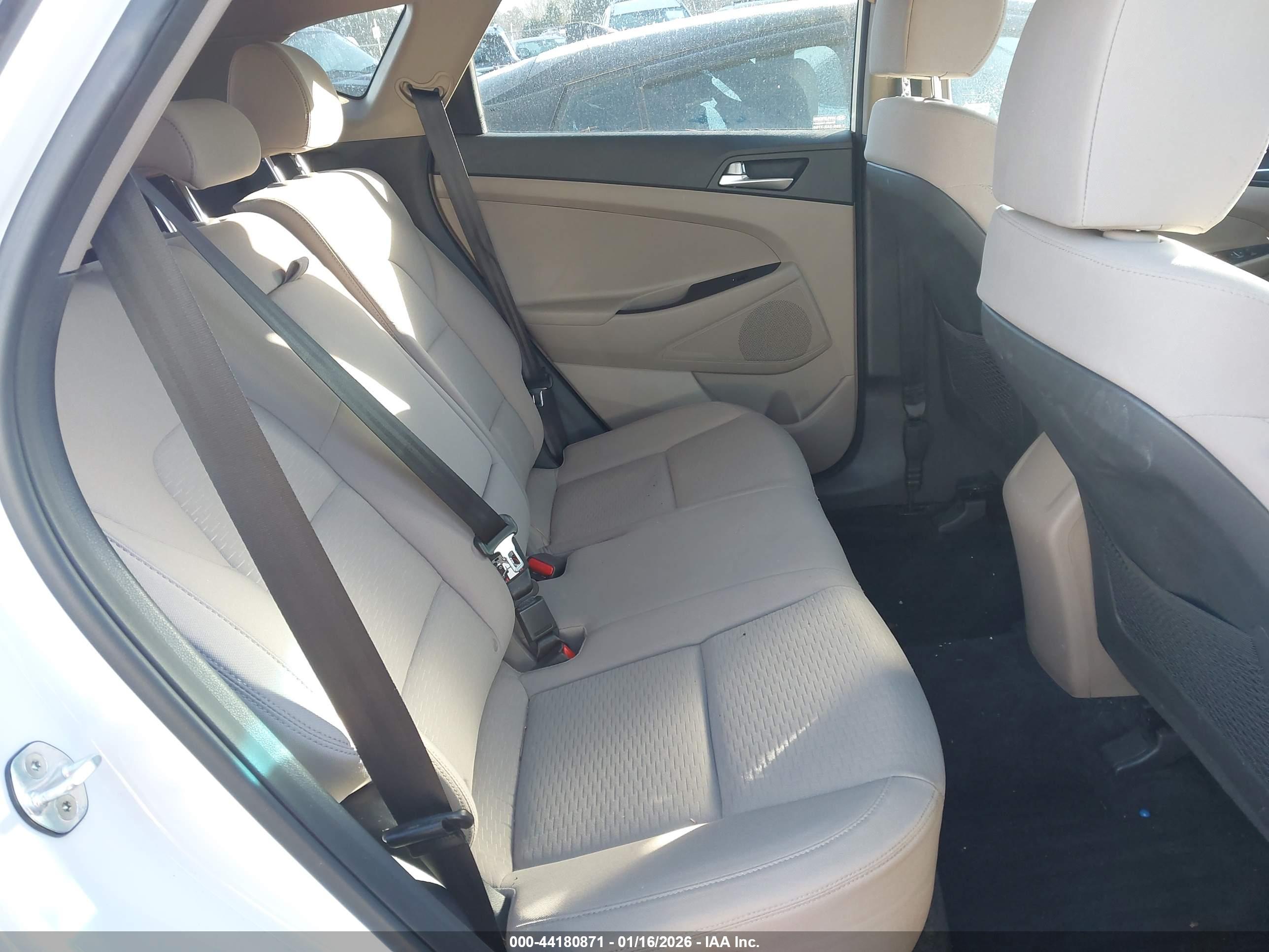 HYUNDAI TUCSON image 8