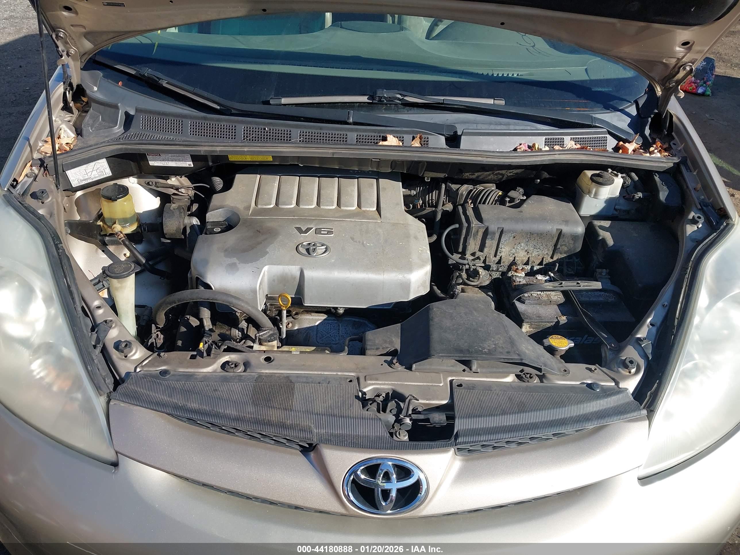 TOYOTA SIENNA image 10