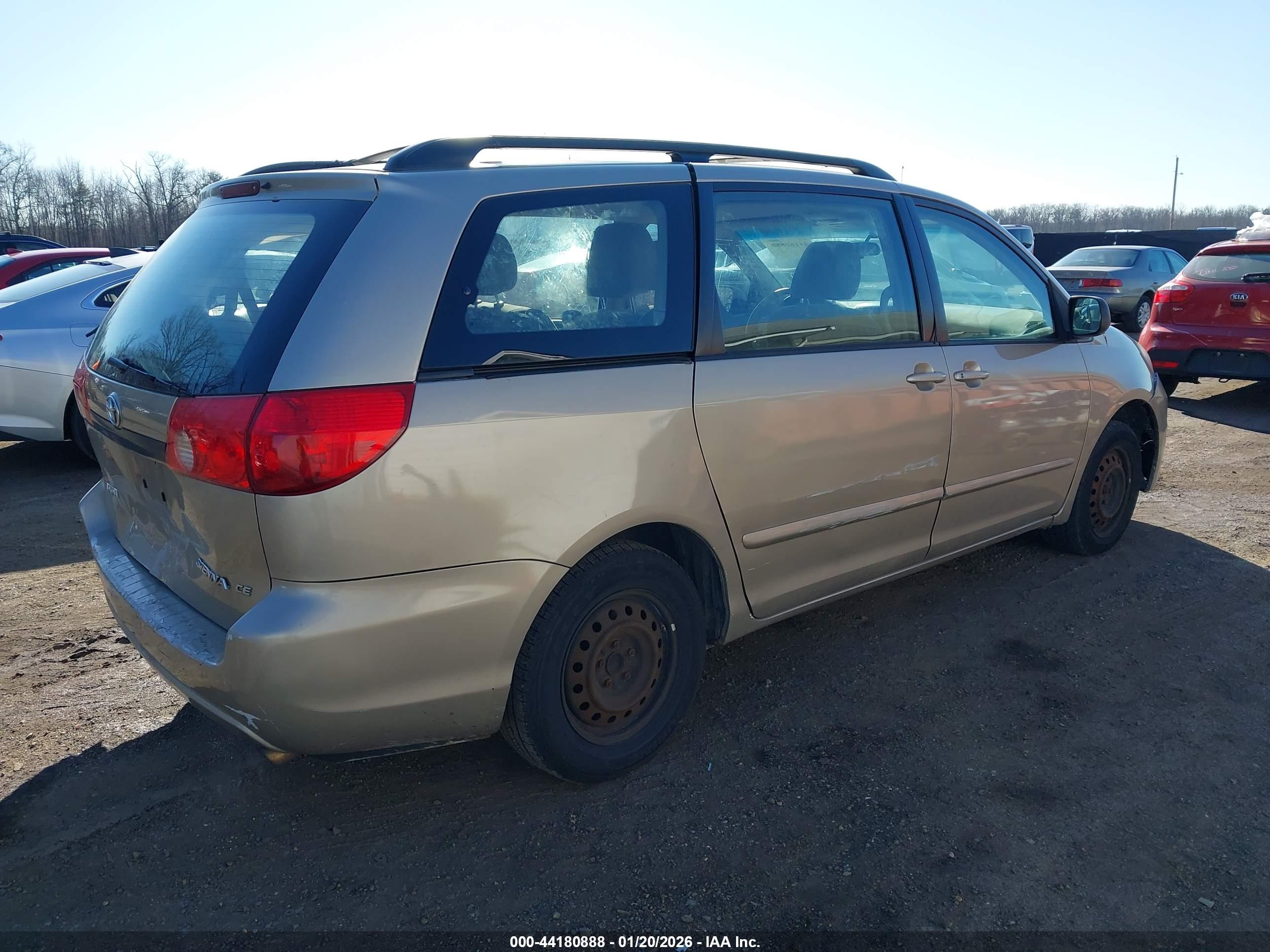 TOYOTA SIENNA image 4