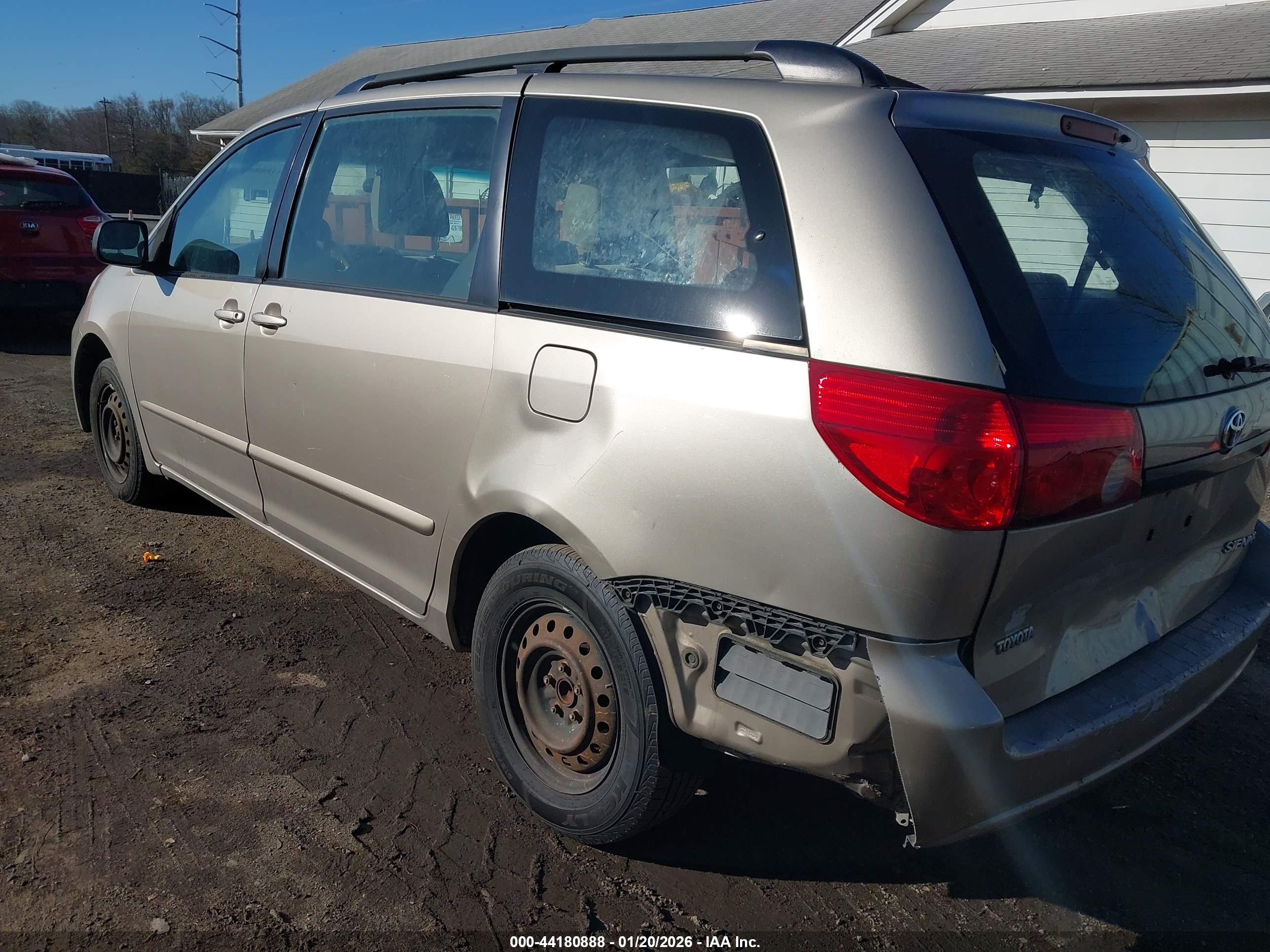 TOYOTA SIENNA image 6