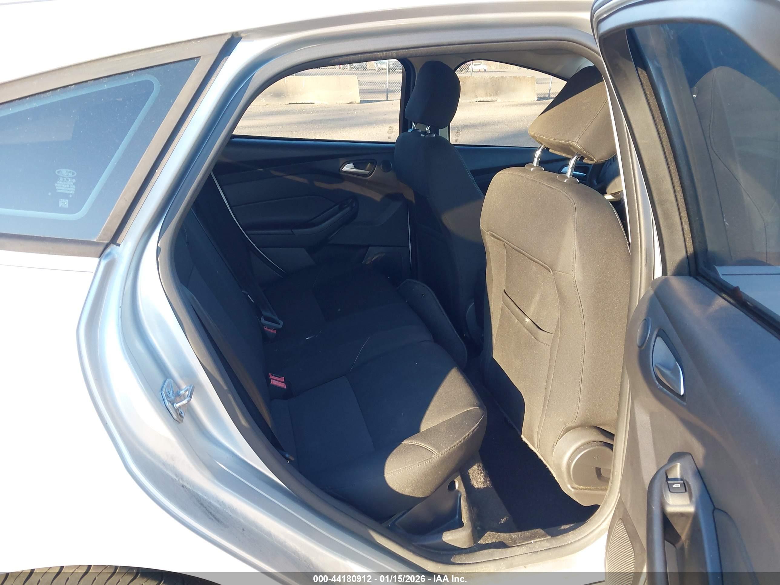FORD FOCUS image 8