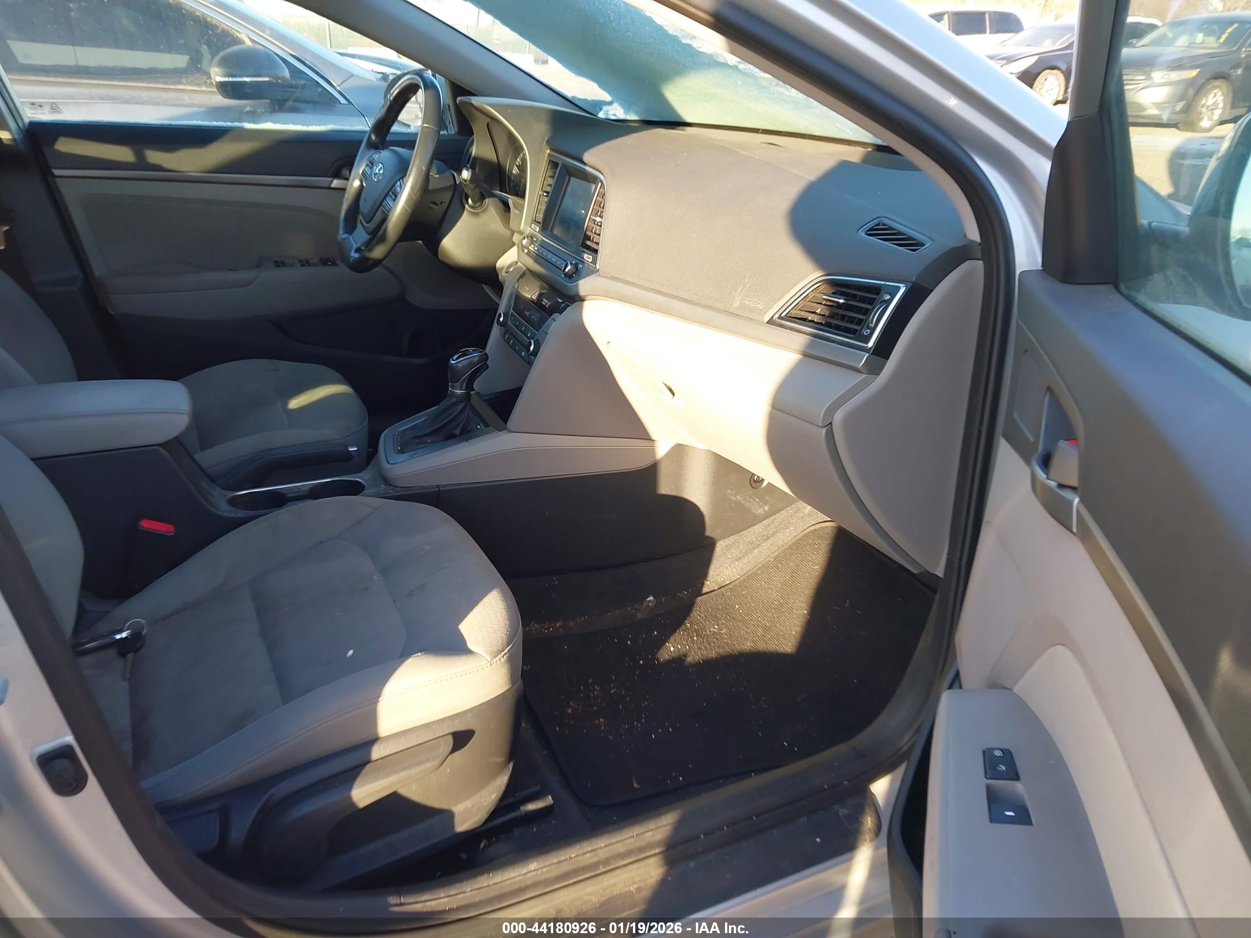 HYUNDAI ELANTRA image 5