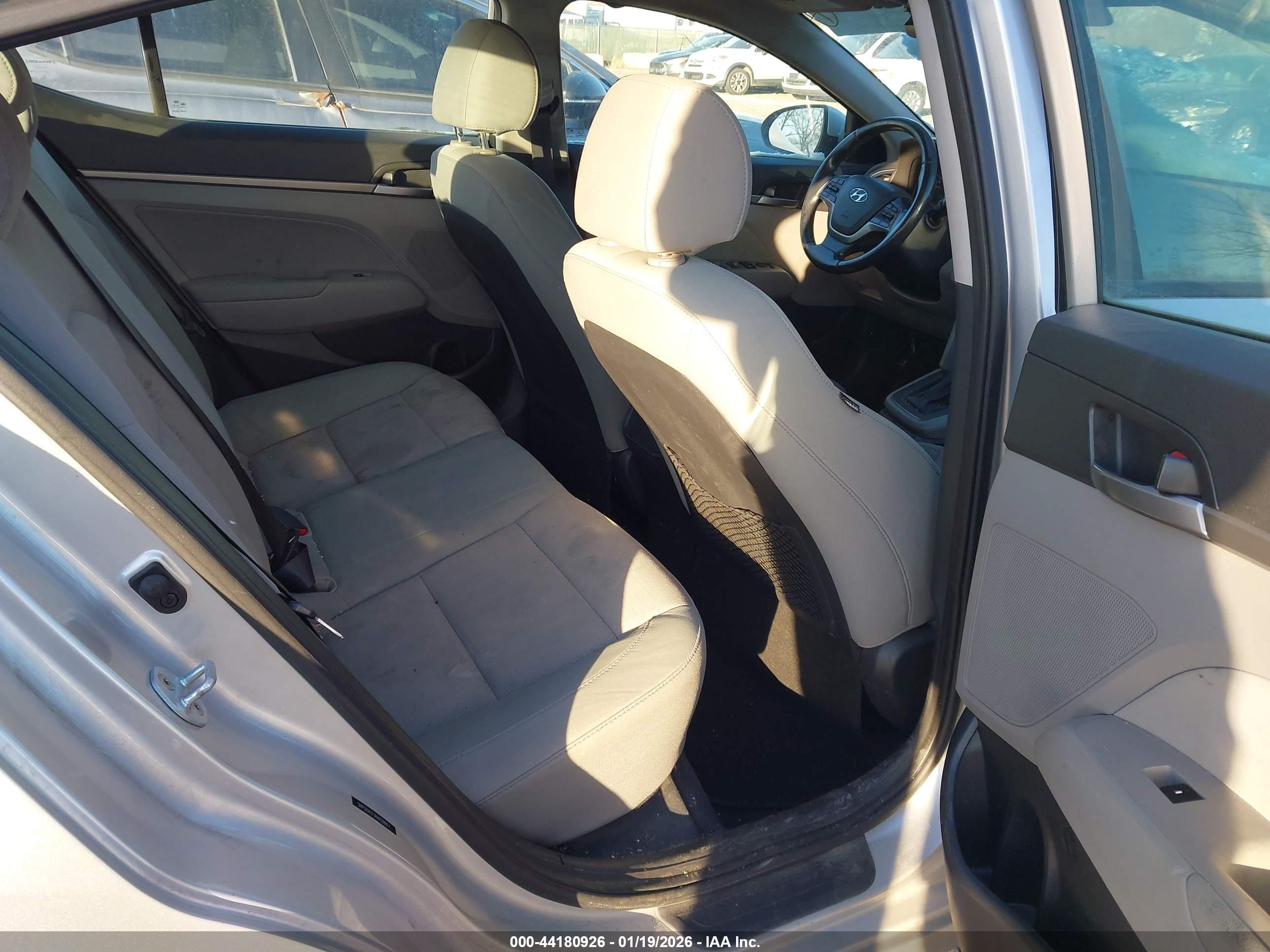 HYUNDAI ELANTRA image 8