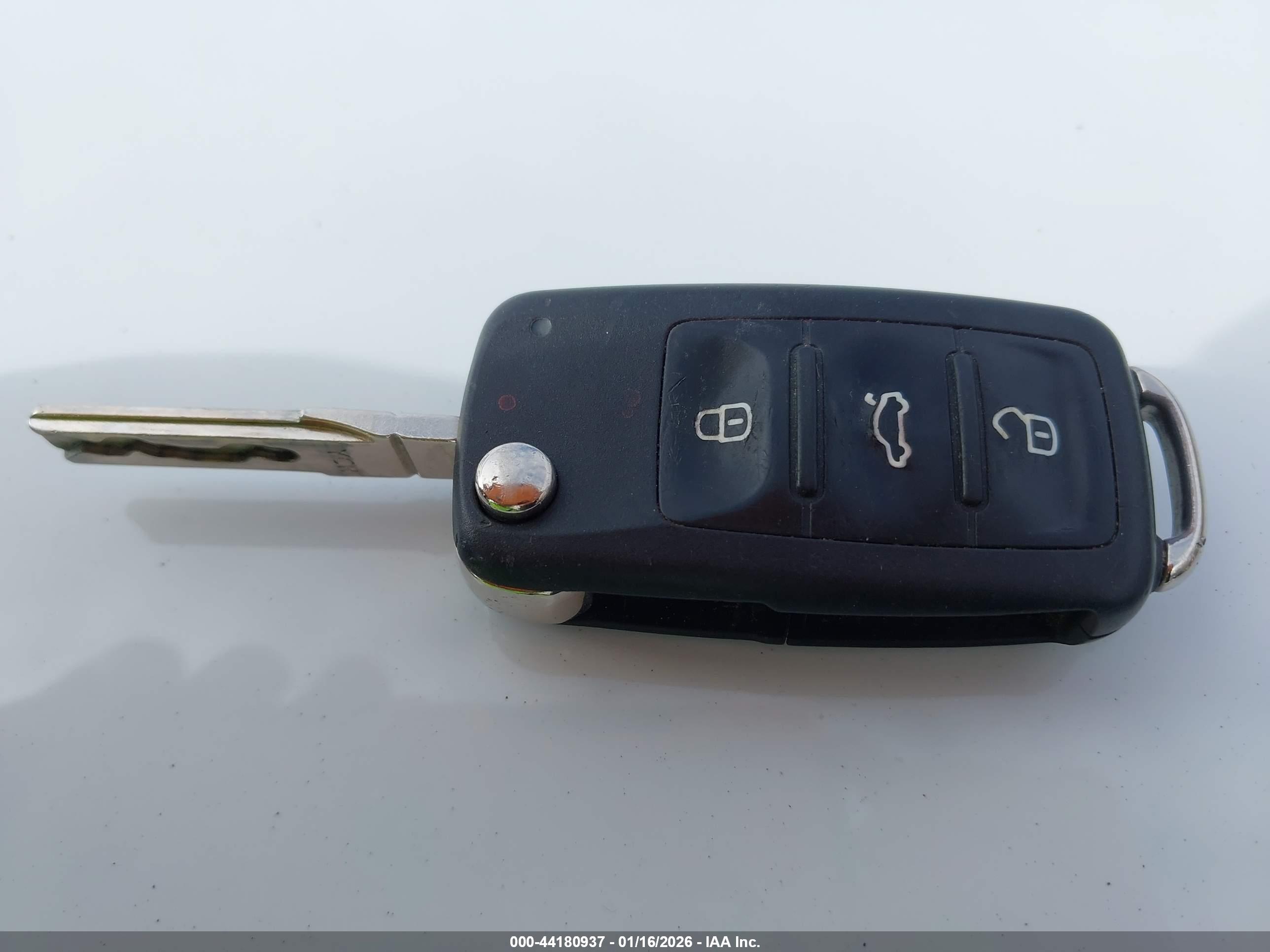 VOLKSWAGEN BEETLE image 11