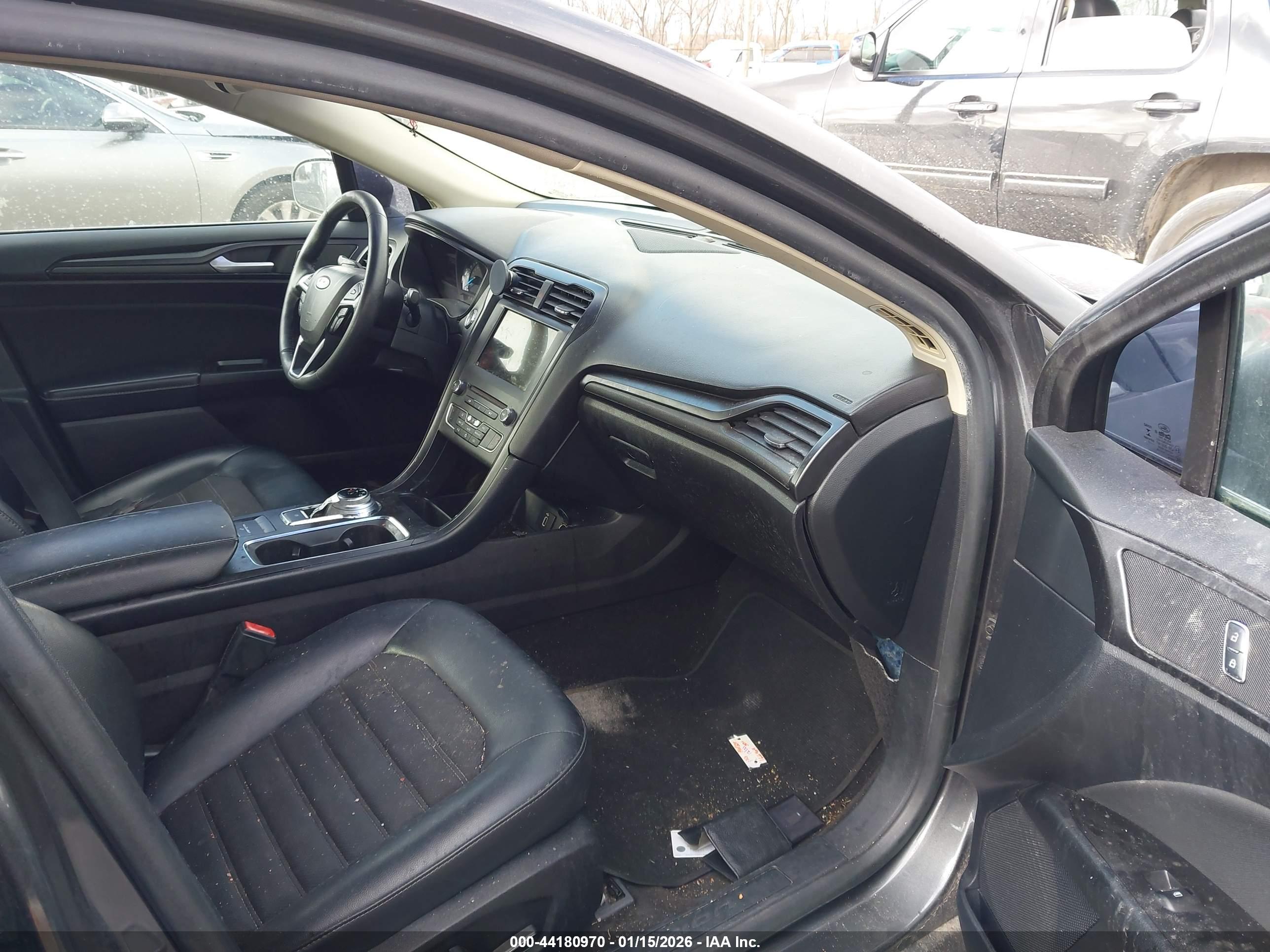 FORD FUSION image 5