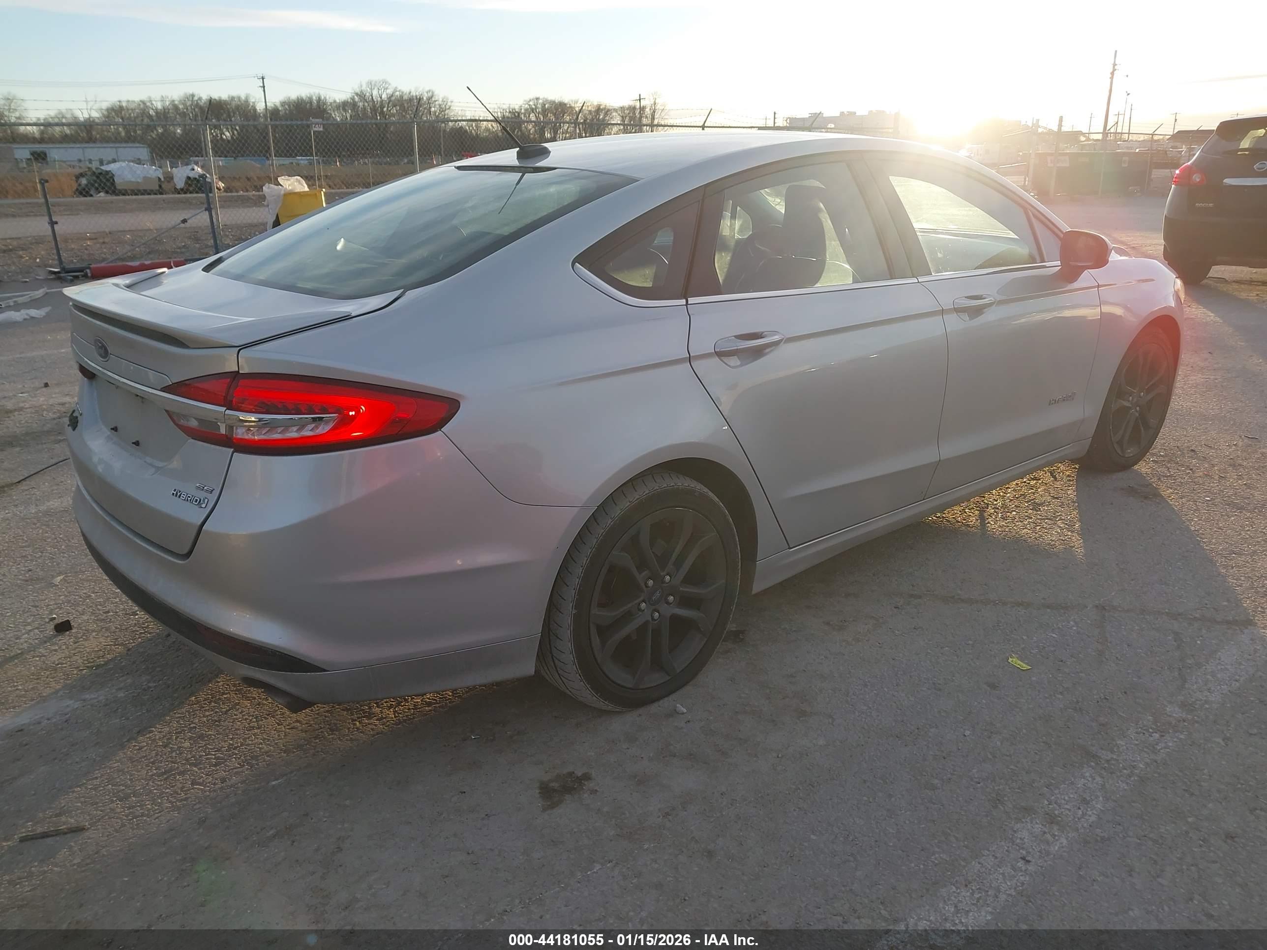 FORD FUSION image 4