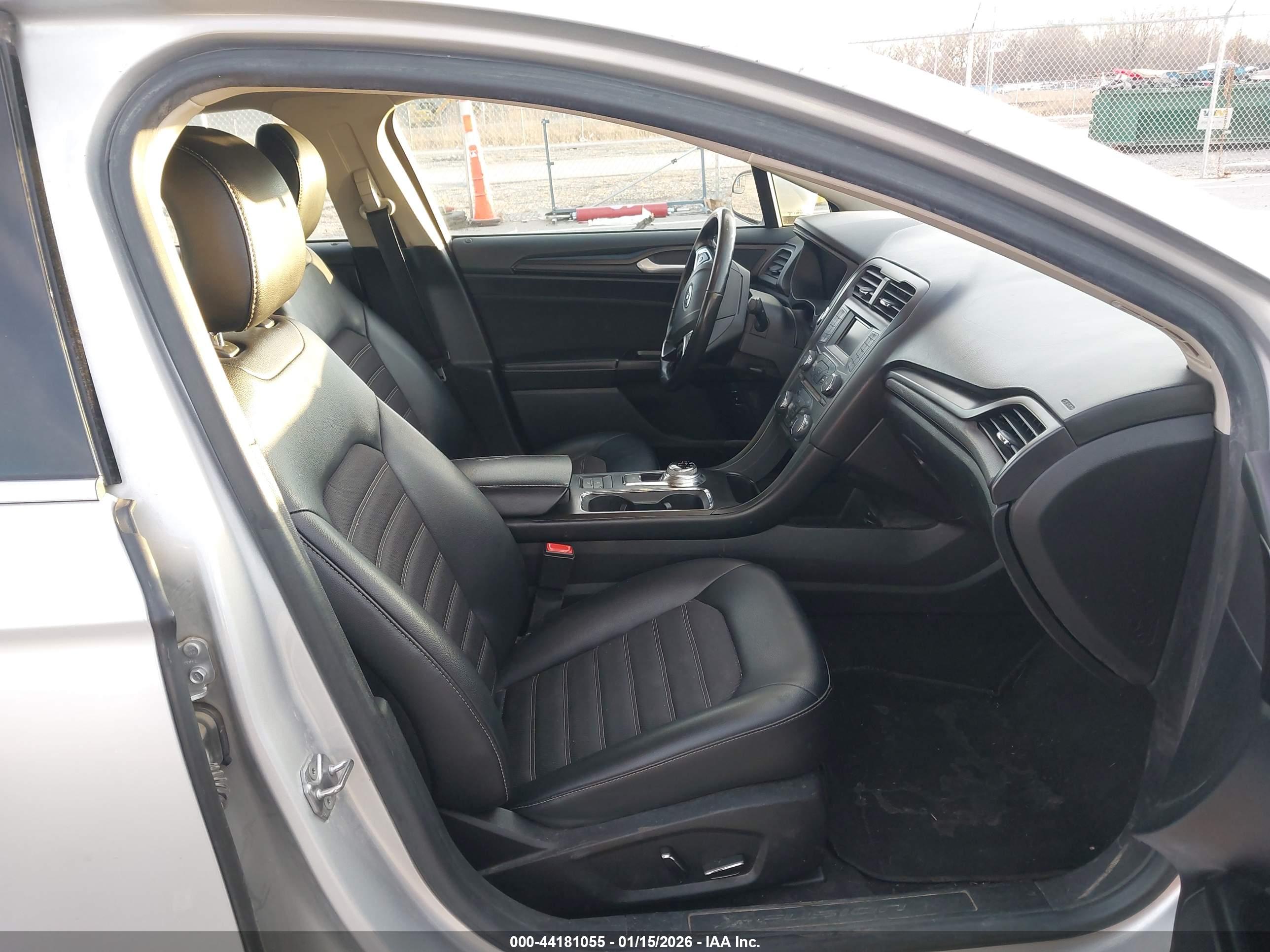 FORD FUSION image 5