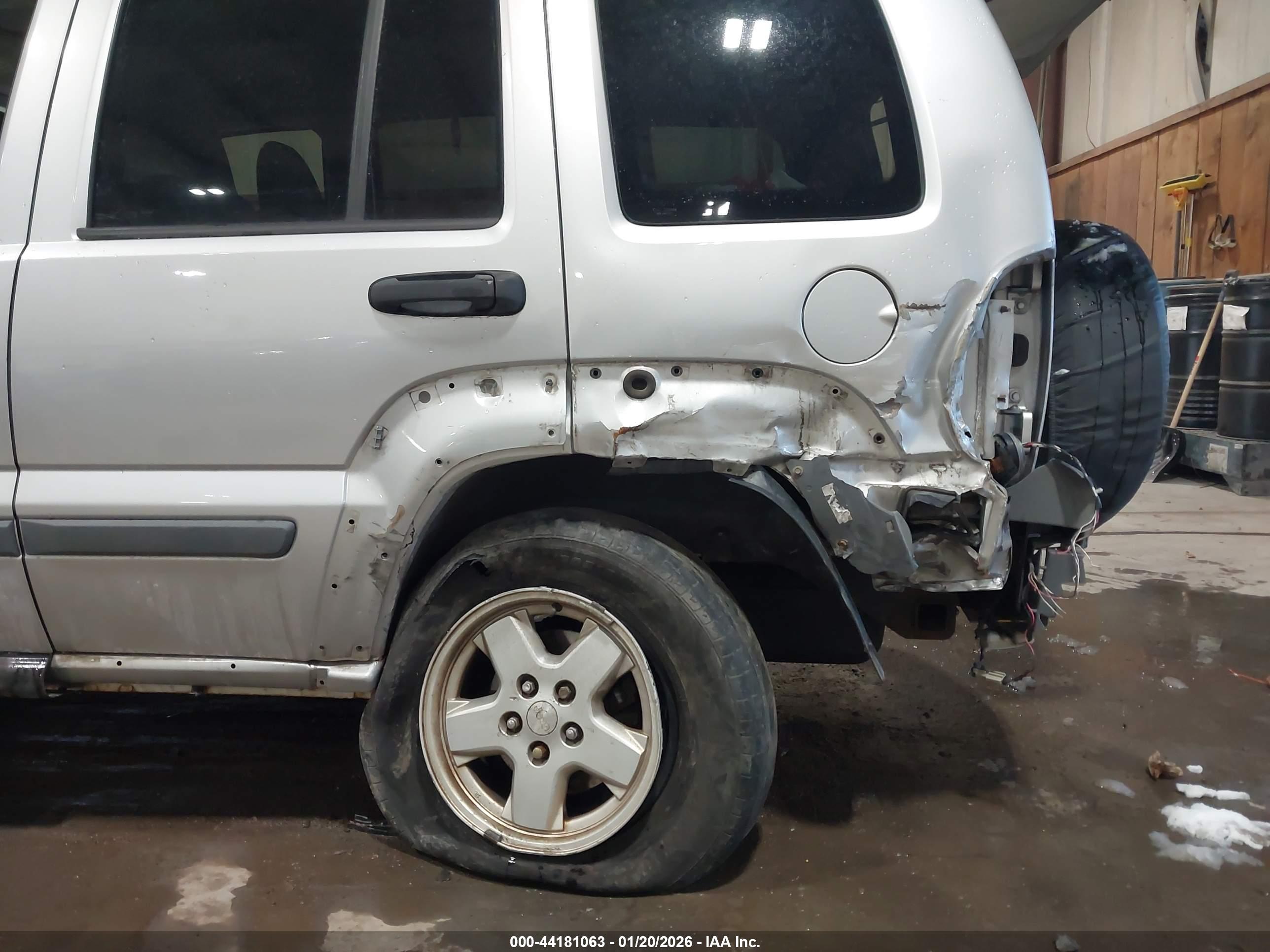 JEEP LIBERTY image 6