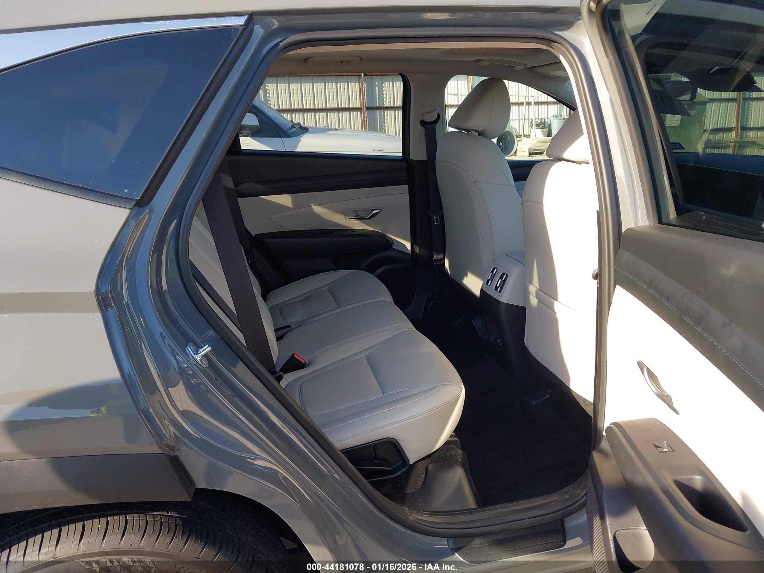 HYUNDAI TUCSON image 8