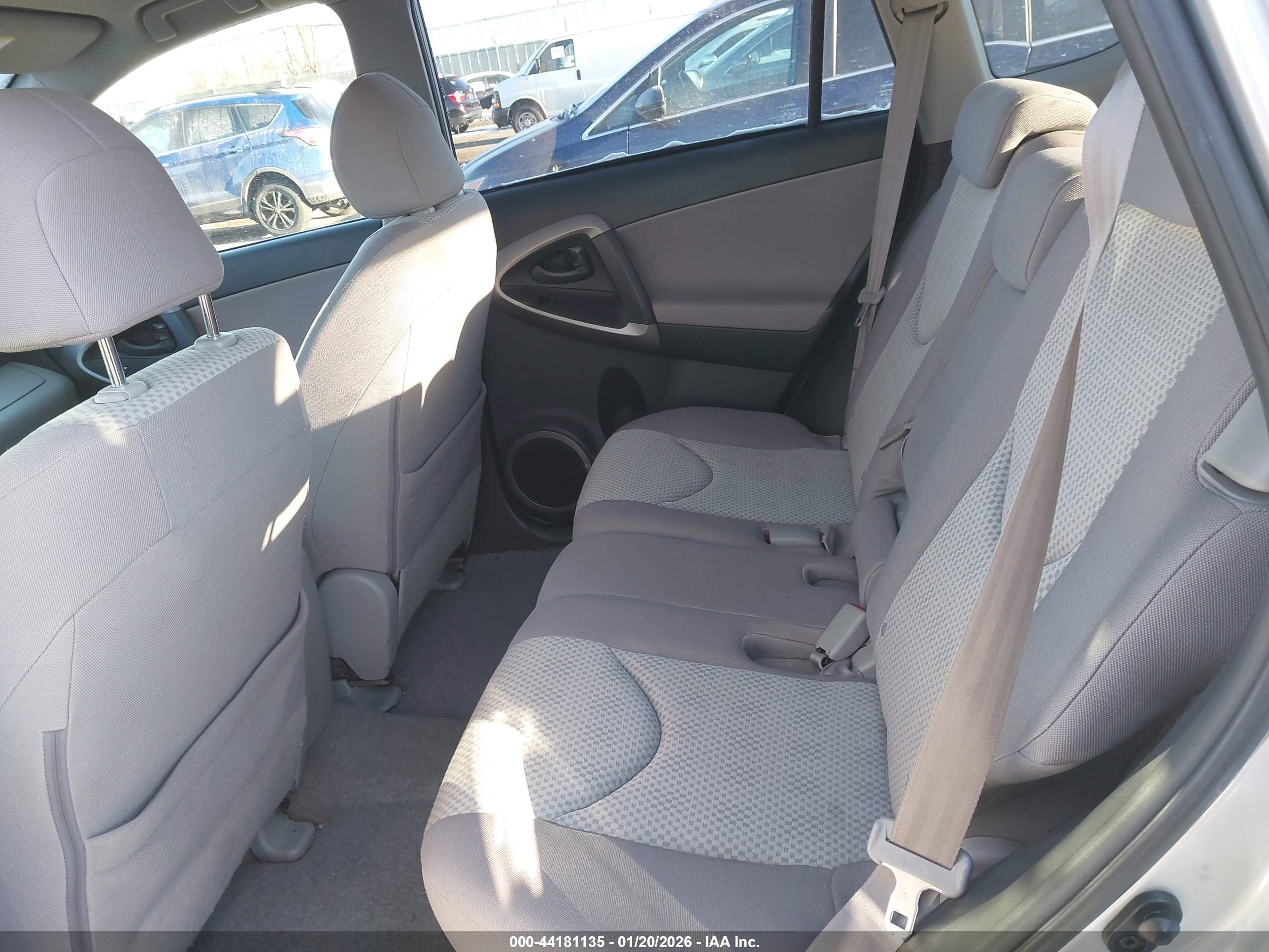 TOYOTA RAV4 image 8