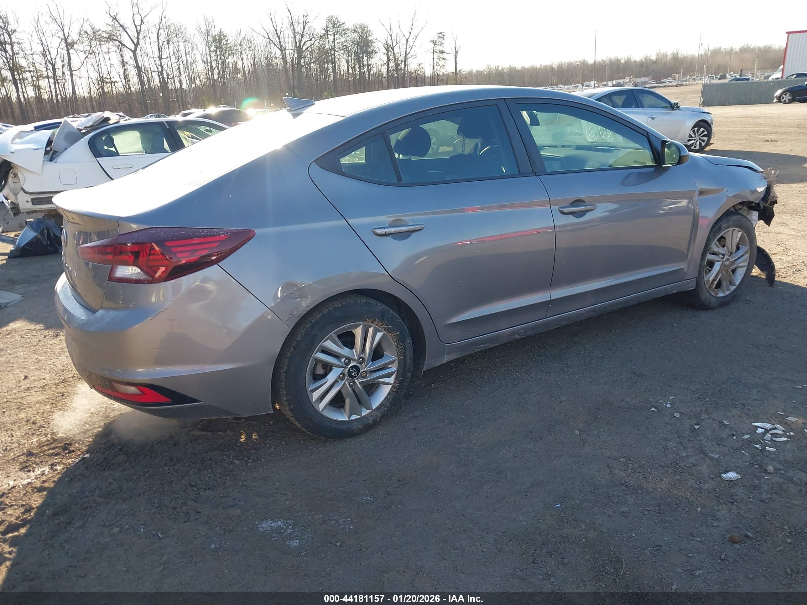 HYUNDAI ELANTRA image 4