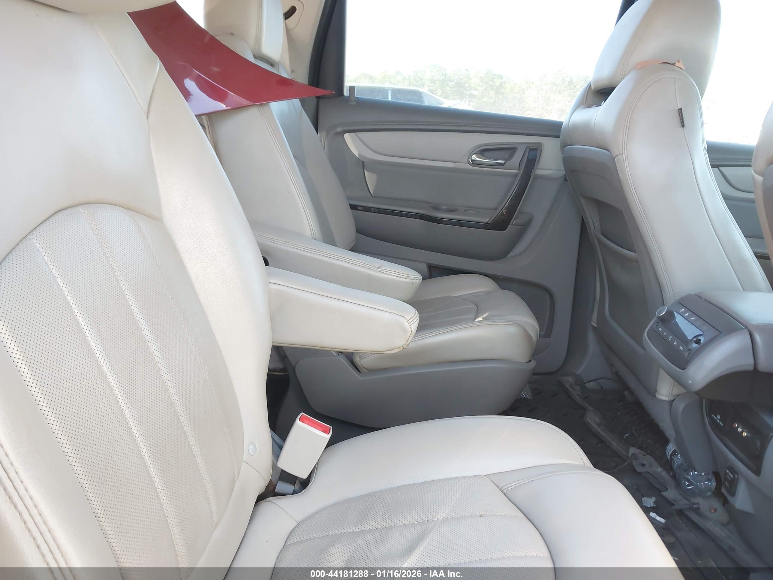 CHEVROLET TRAVERSE image 8