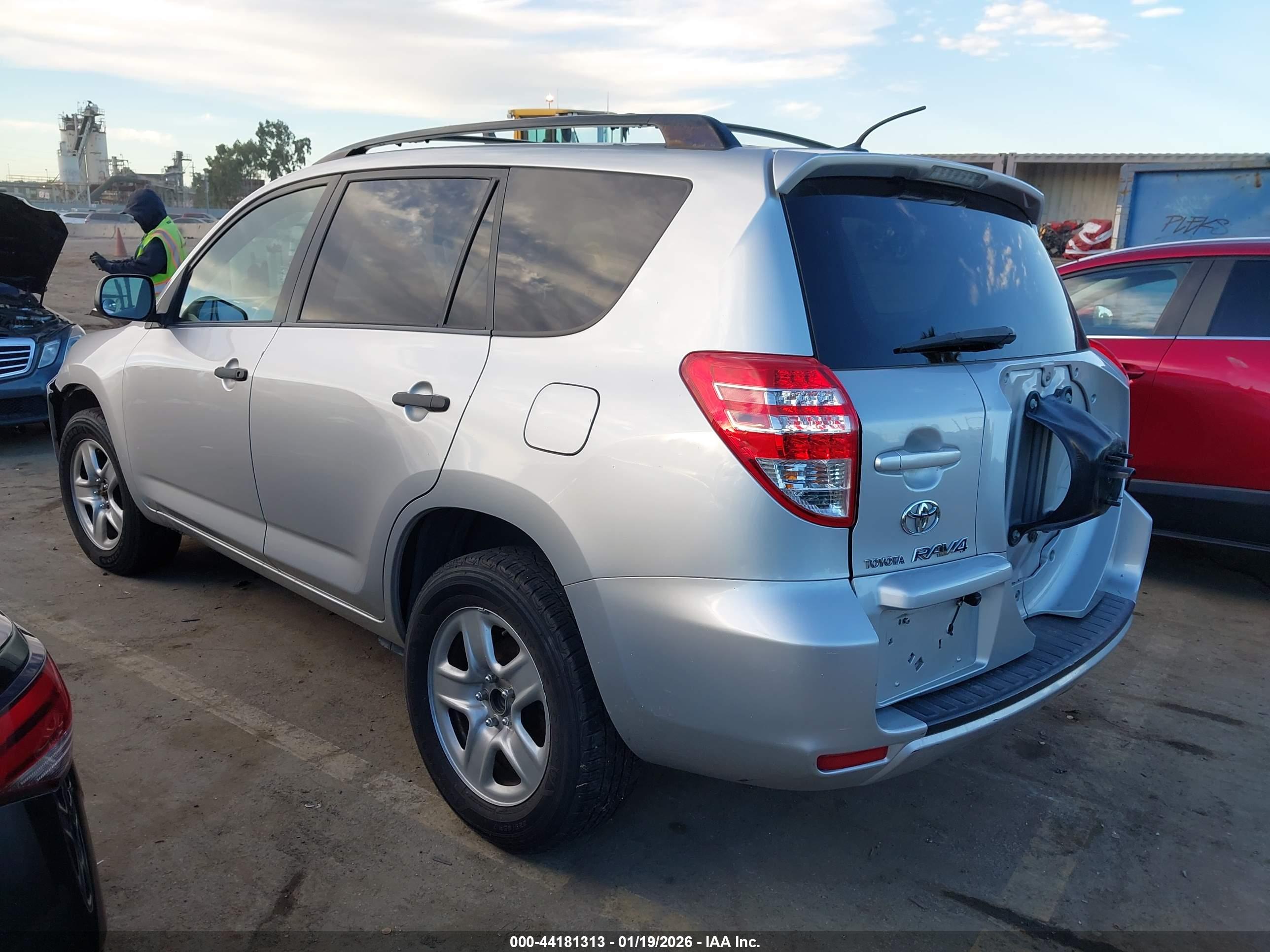 TOYOTA RAV4 image 3