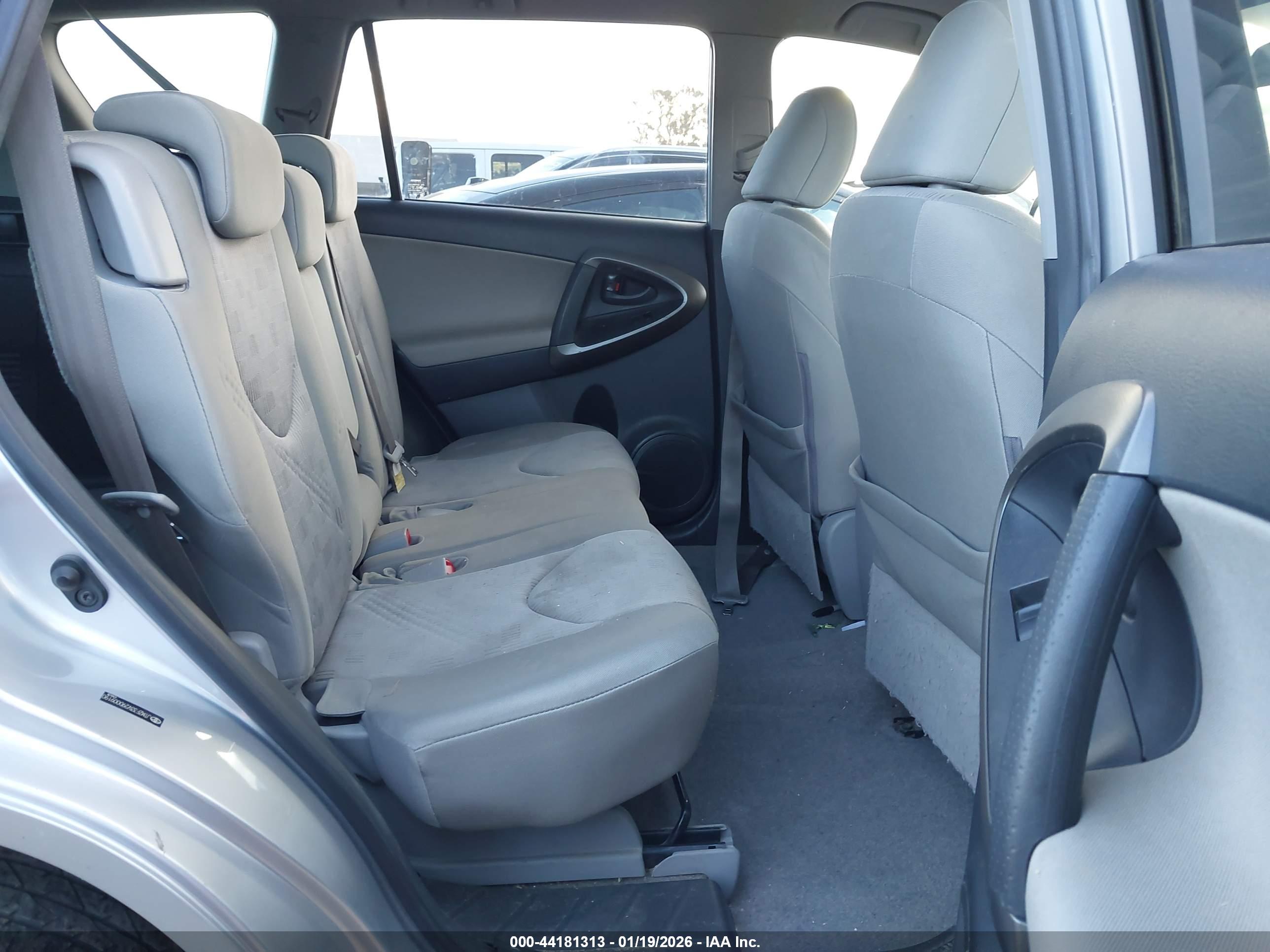TOYOTA RAV4 image 8