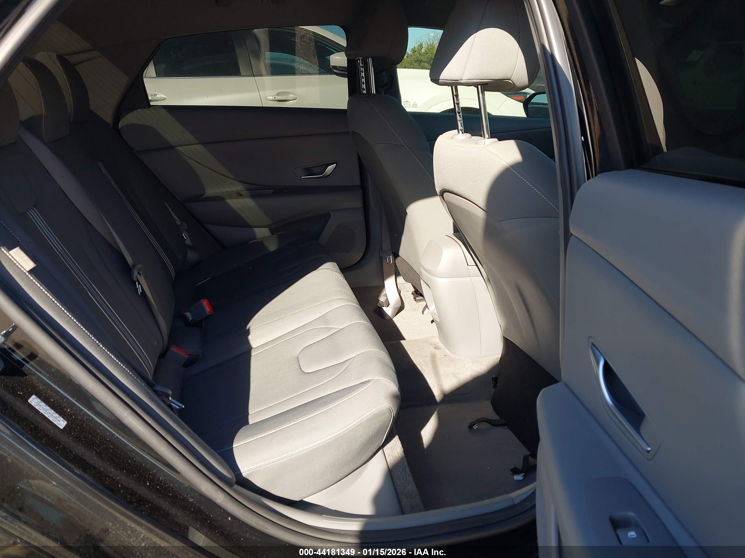 HYUNDAI ELANTRA image 8