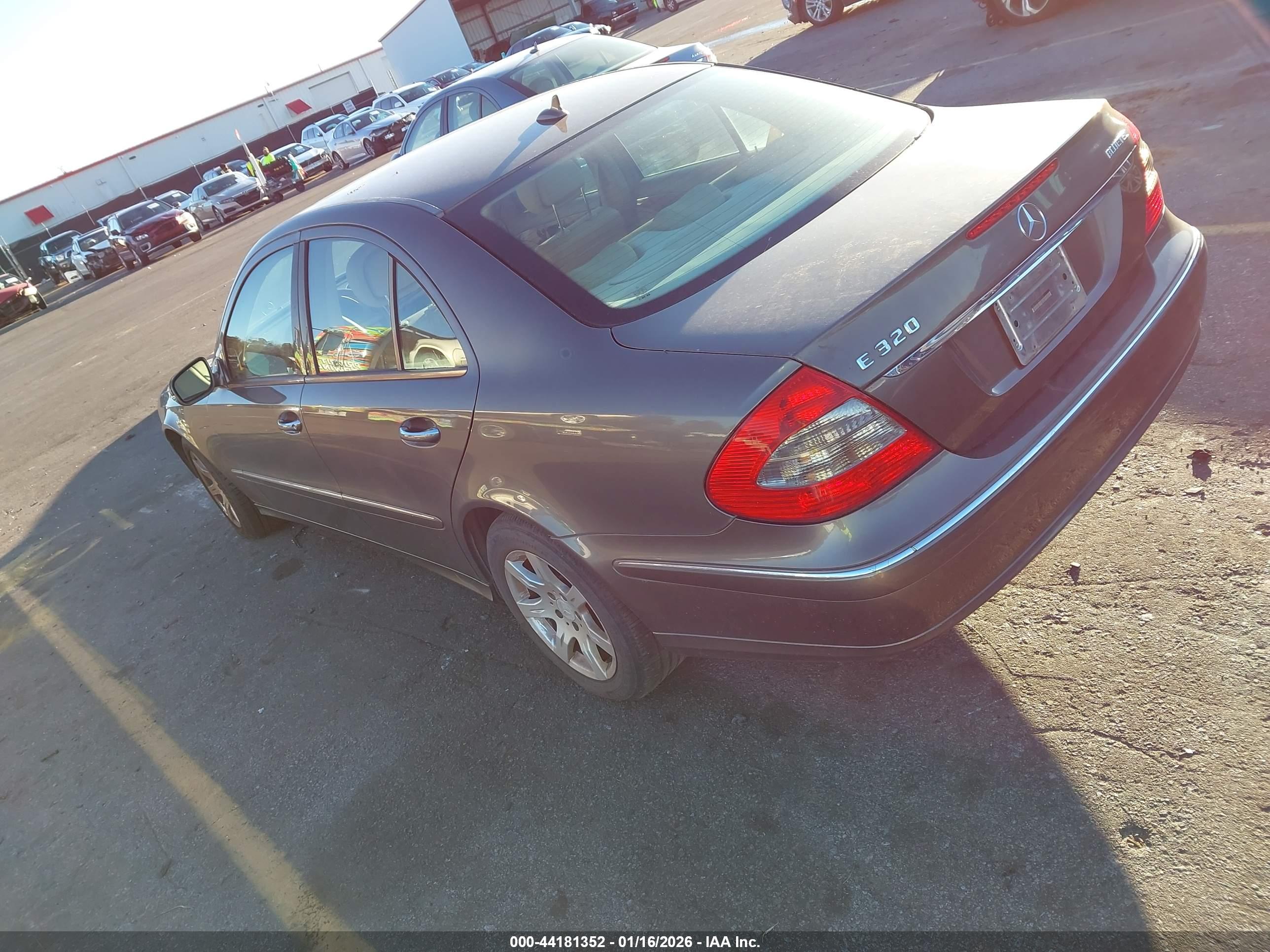 MERCEDES-BENZ E image 3