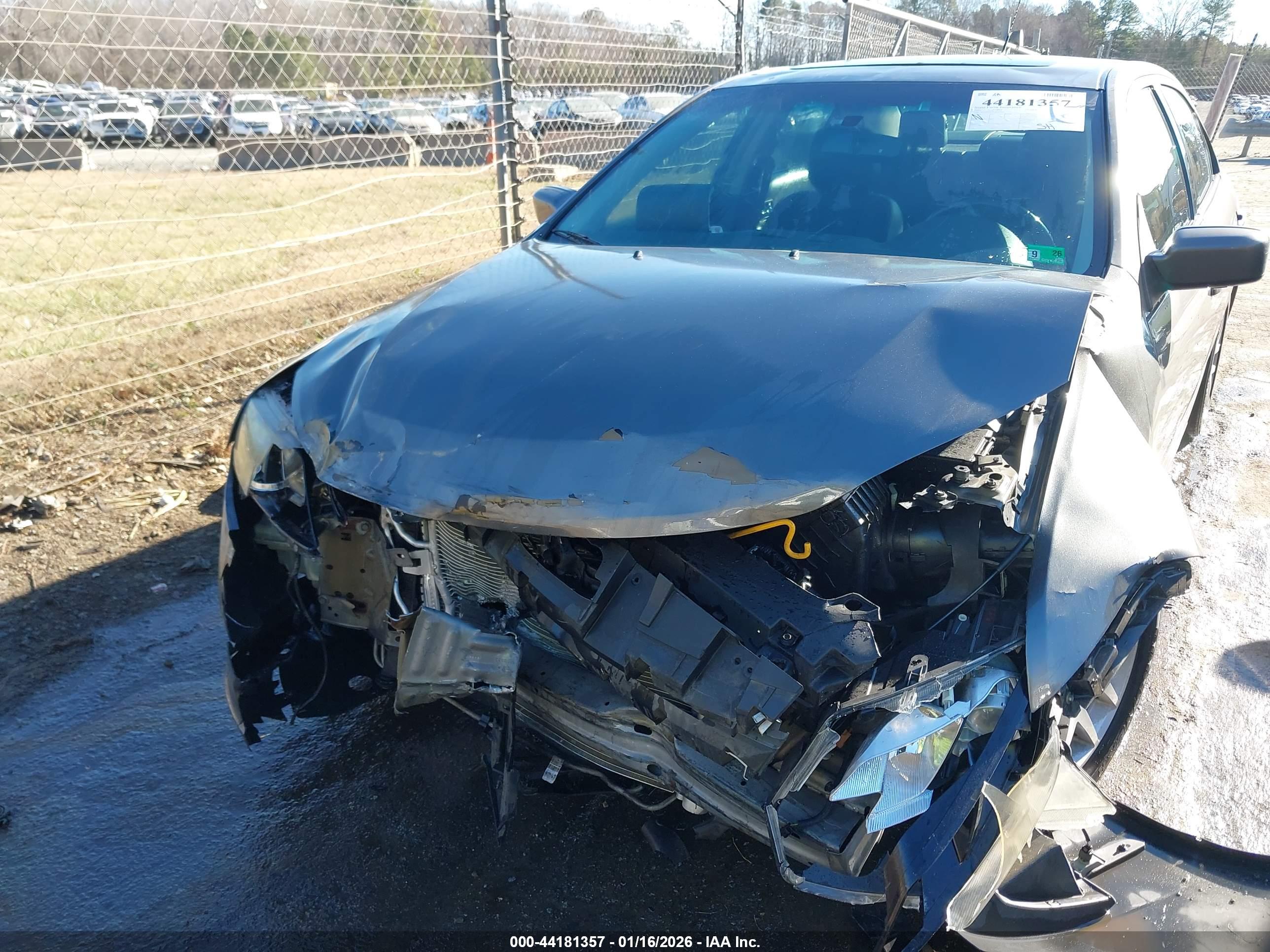FORD FUSION image 6
