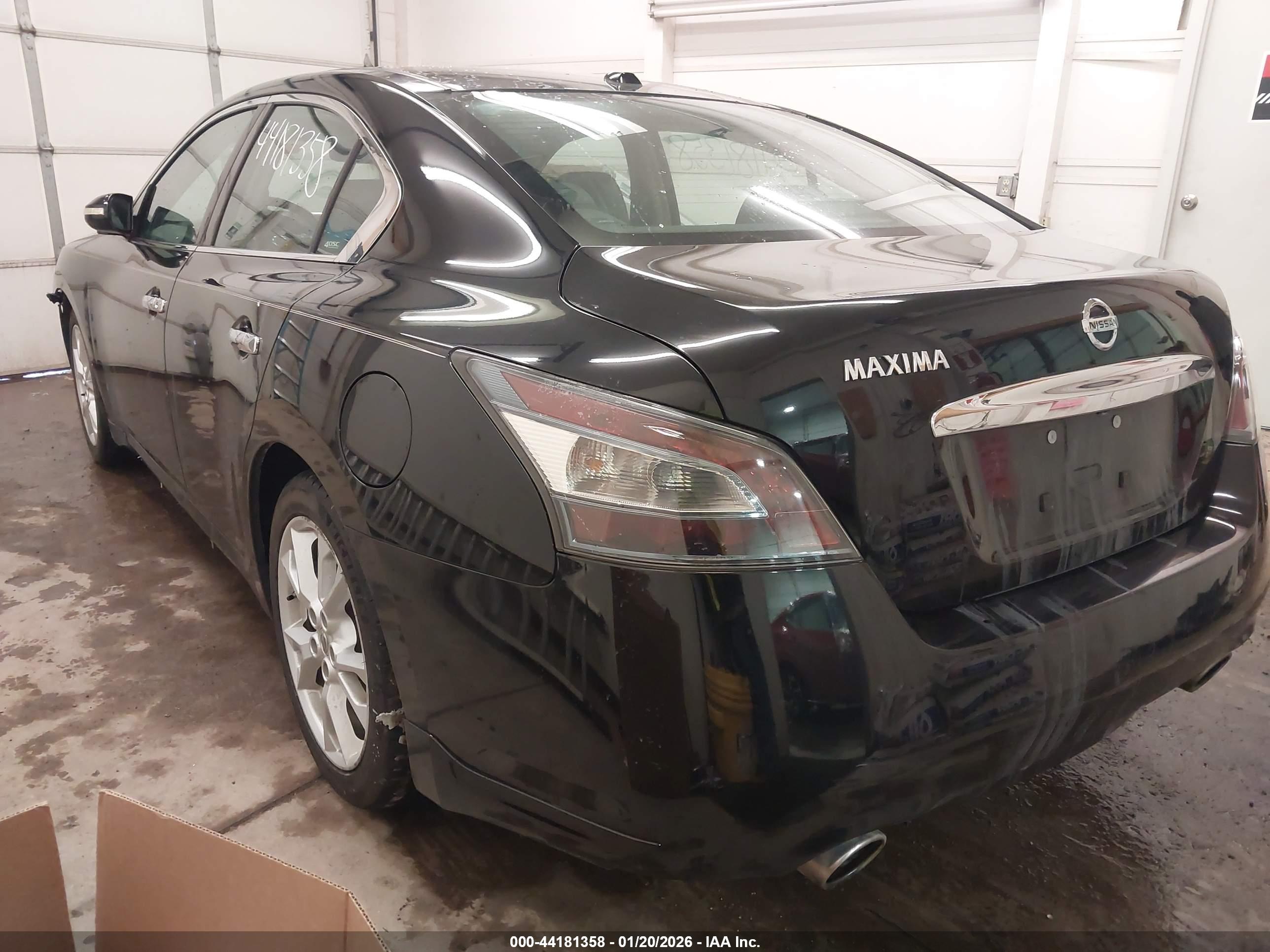 NISSAN MAXIMA image 3