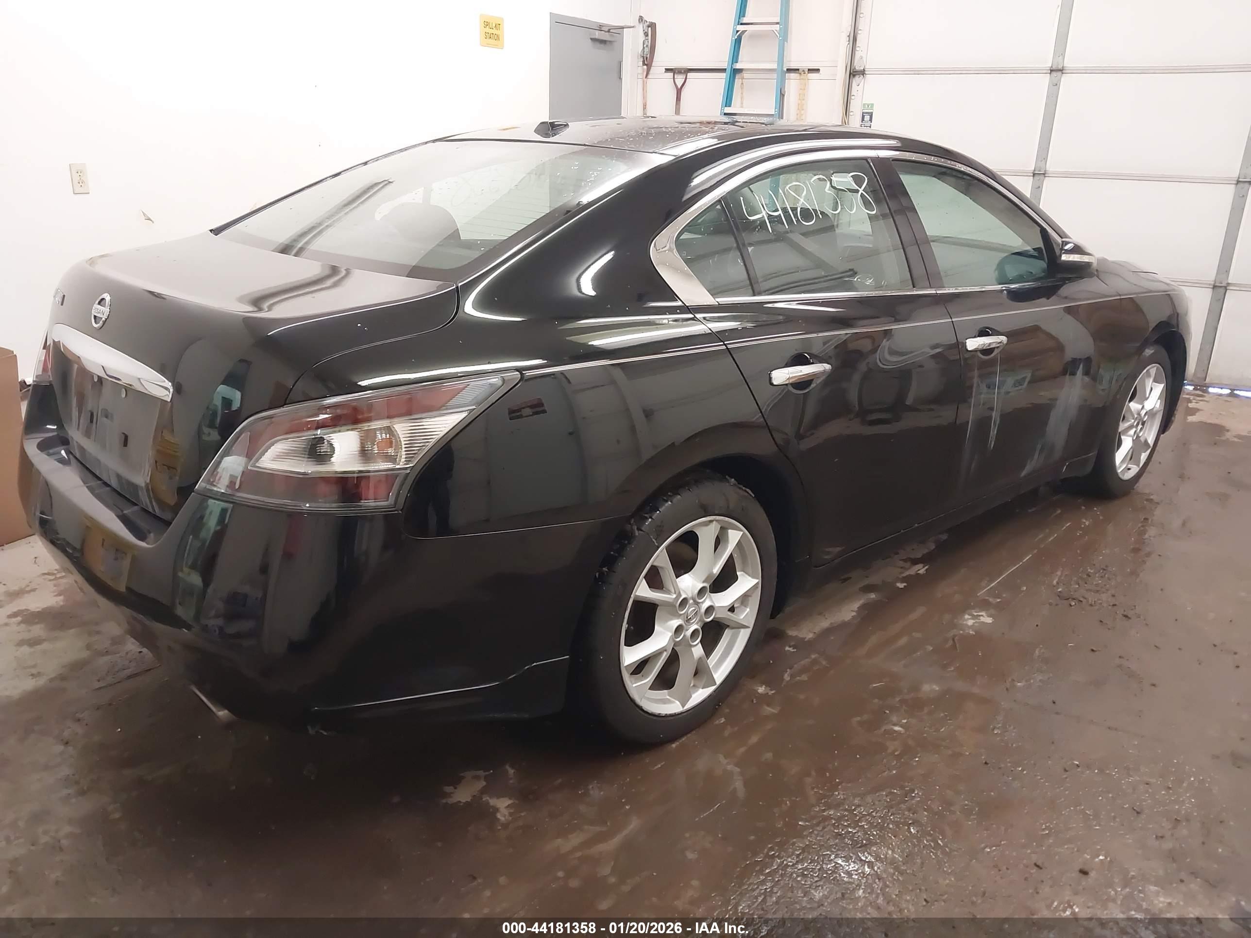 NISSAN MAXIMA image 4