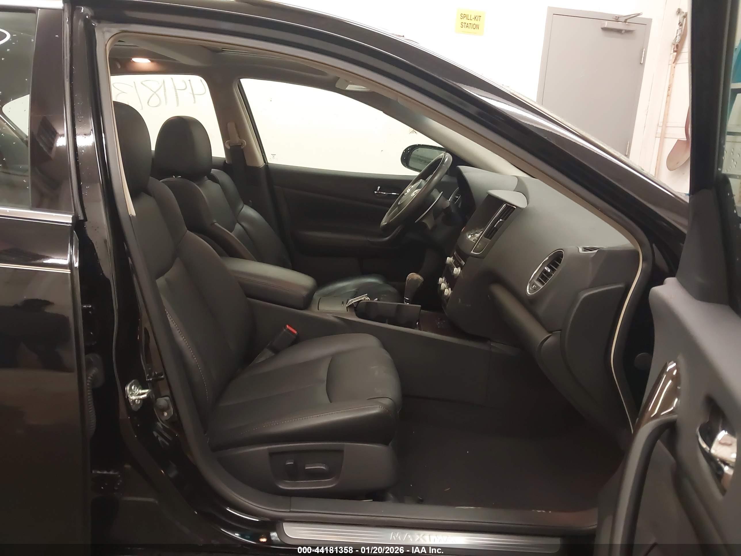 NISSAN MAXIMA image 5