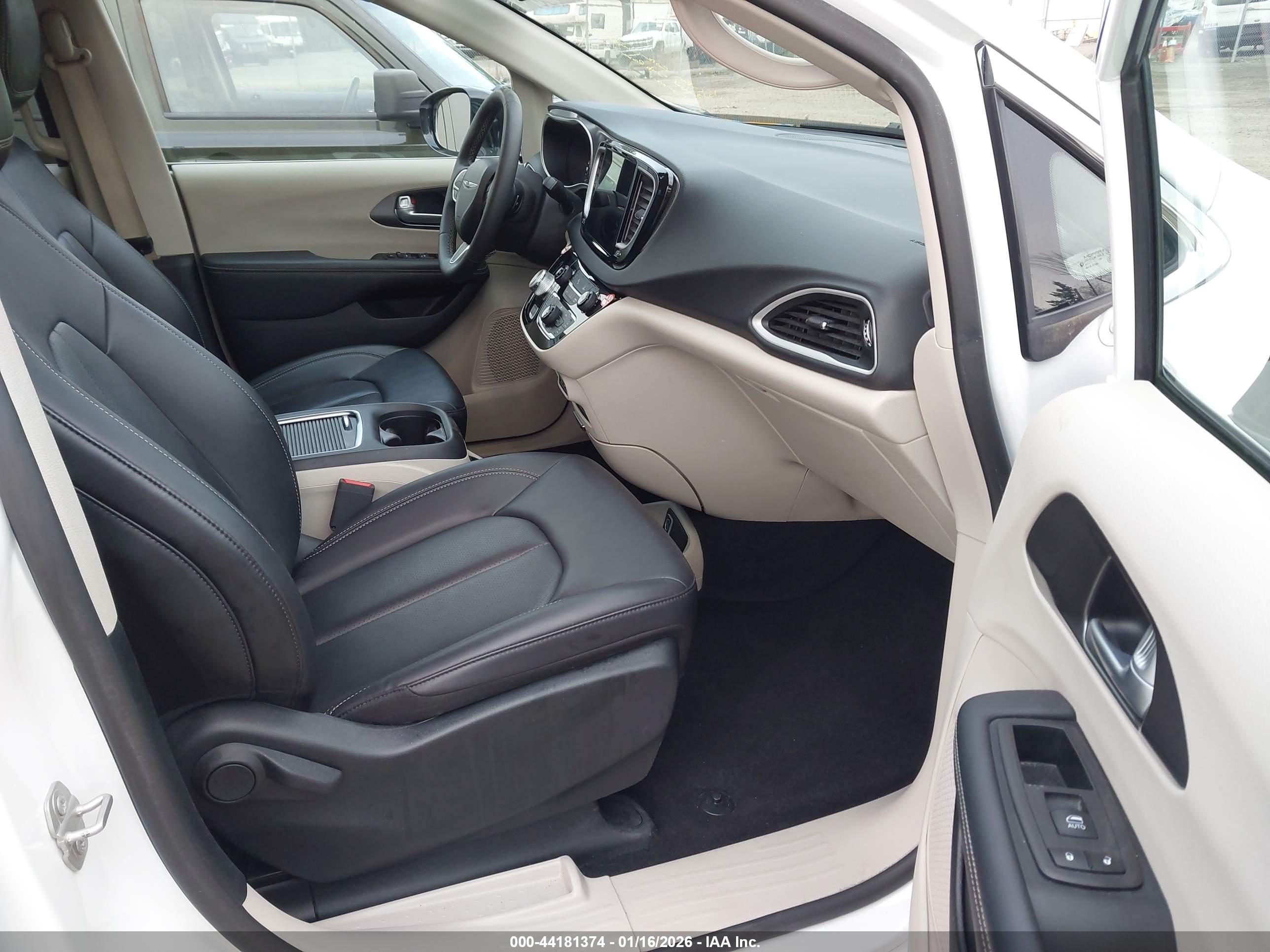 CHRYSLER PACIFICA image 5