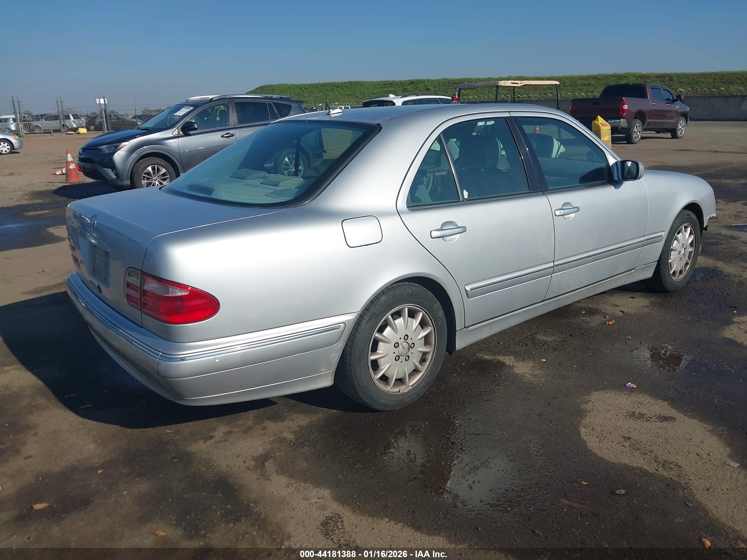 MERCEDES-BENZ E image 4