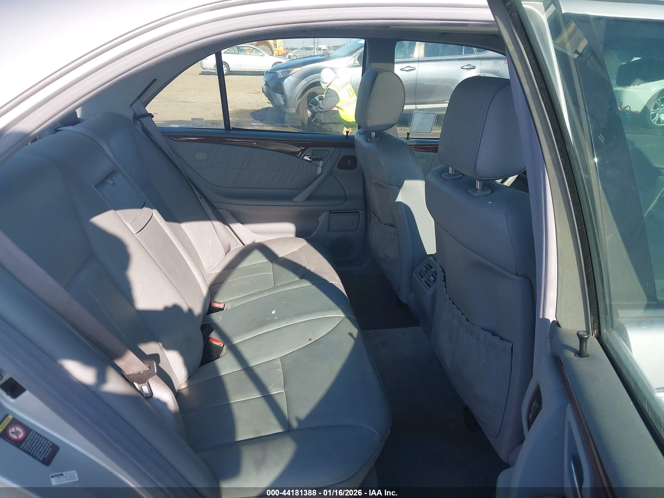 MERCEDES-BENZ E image 8