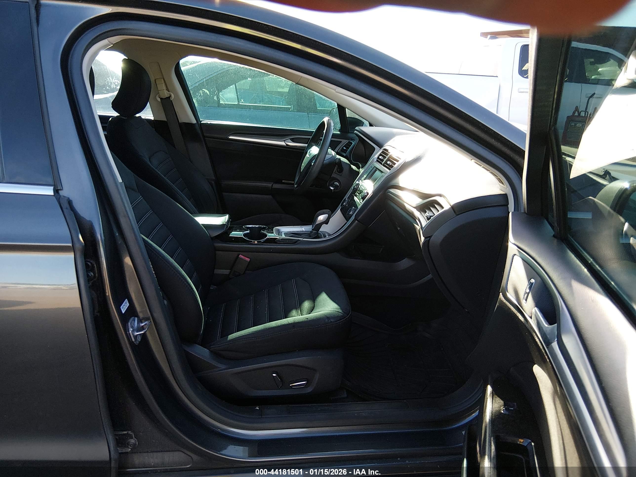 FORD FUSION image 5
