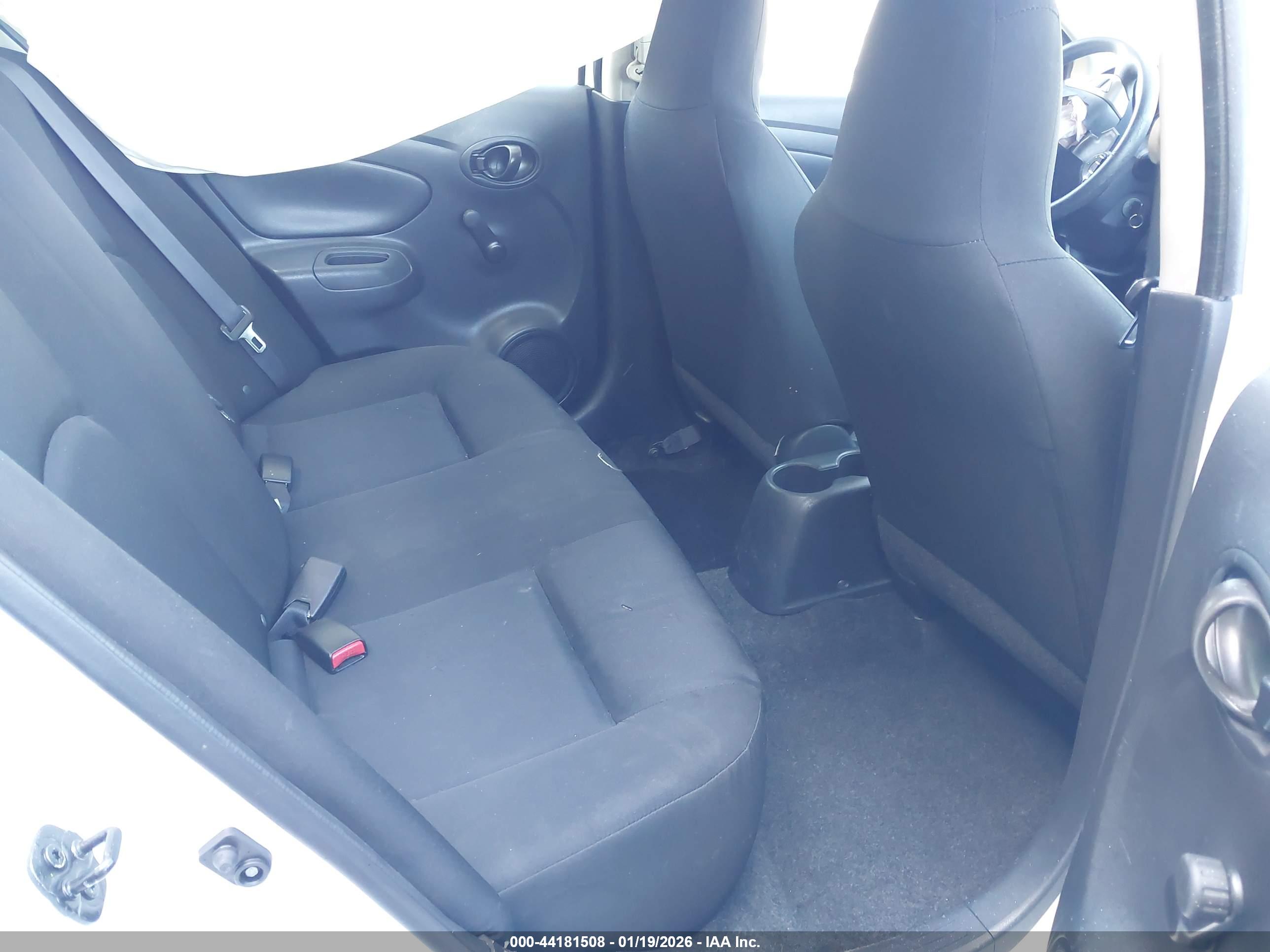 NISSAN VERSA image 8