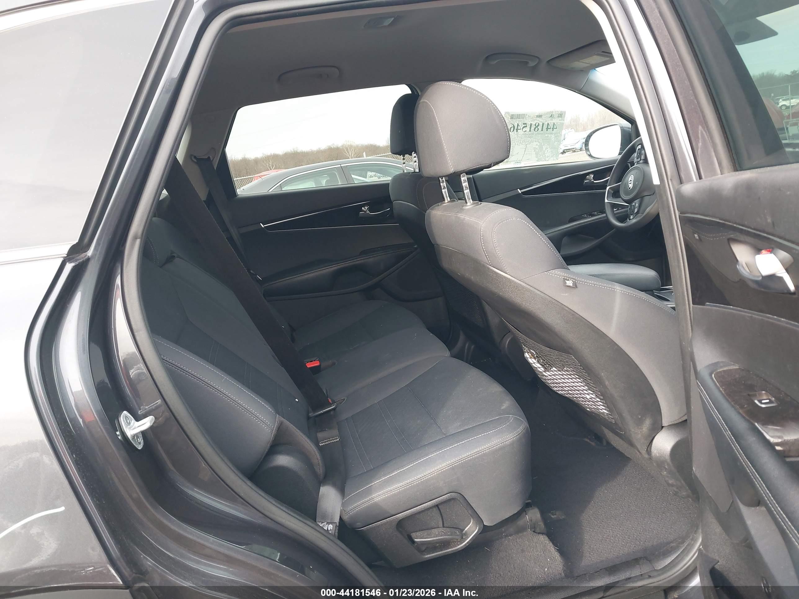 KIA SORENTO image 8