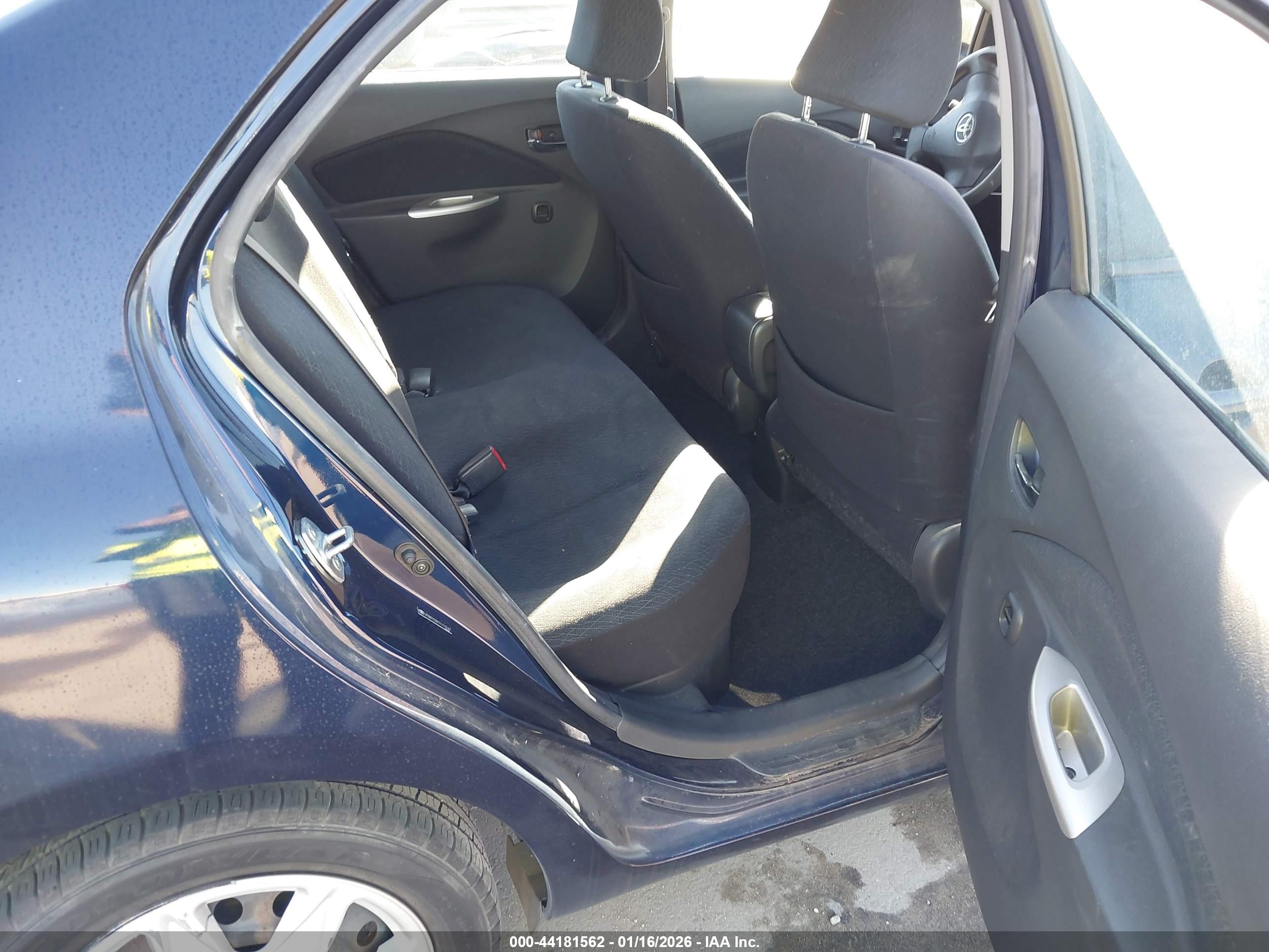 TOYOTA YARIS image 8