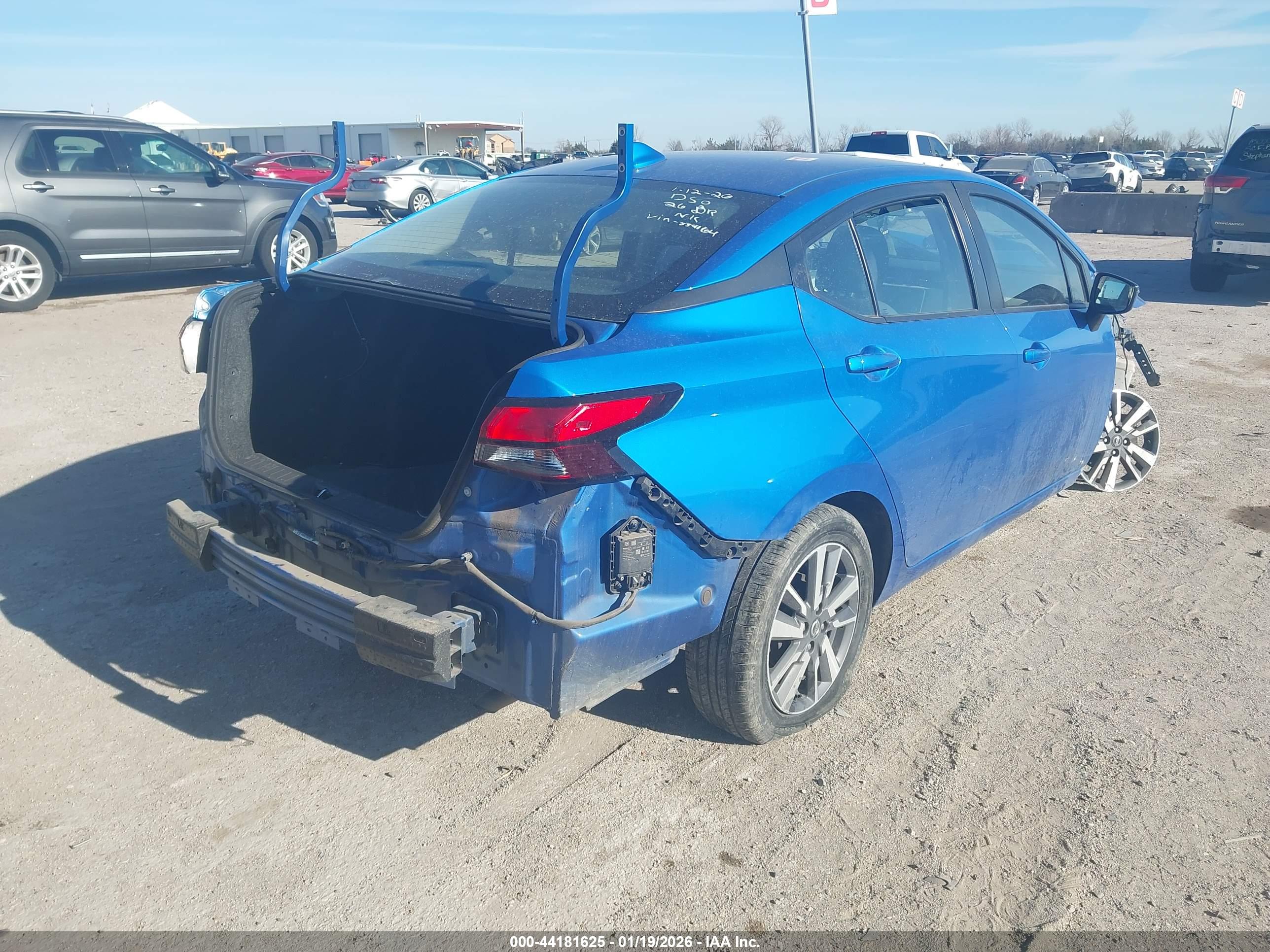 NISSAN VERSA image 4