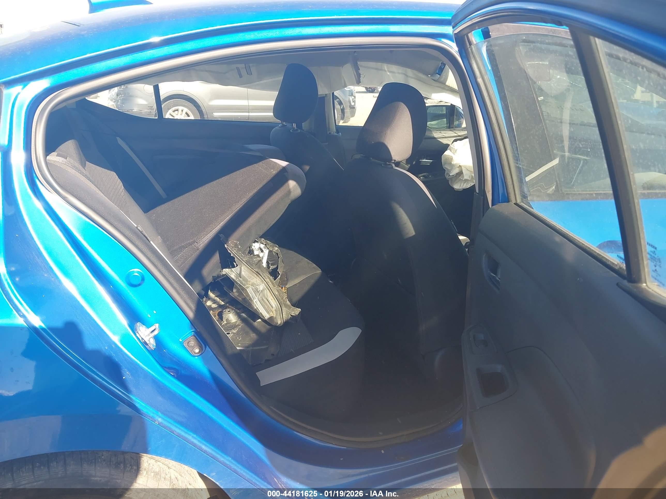 NISSAN VERSA image 8