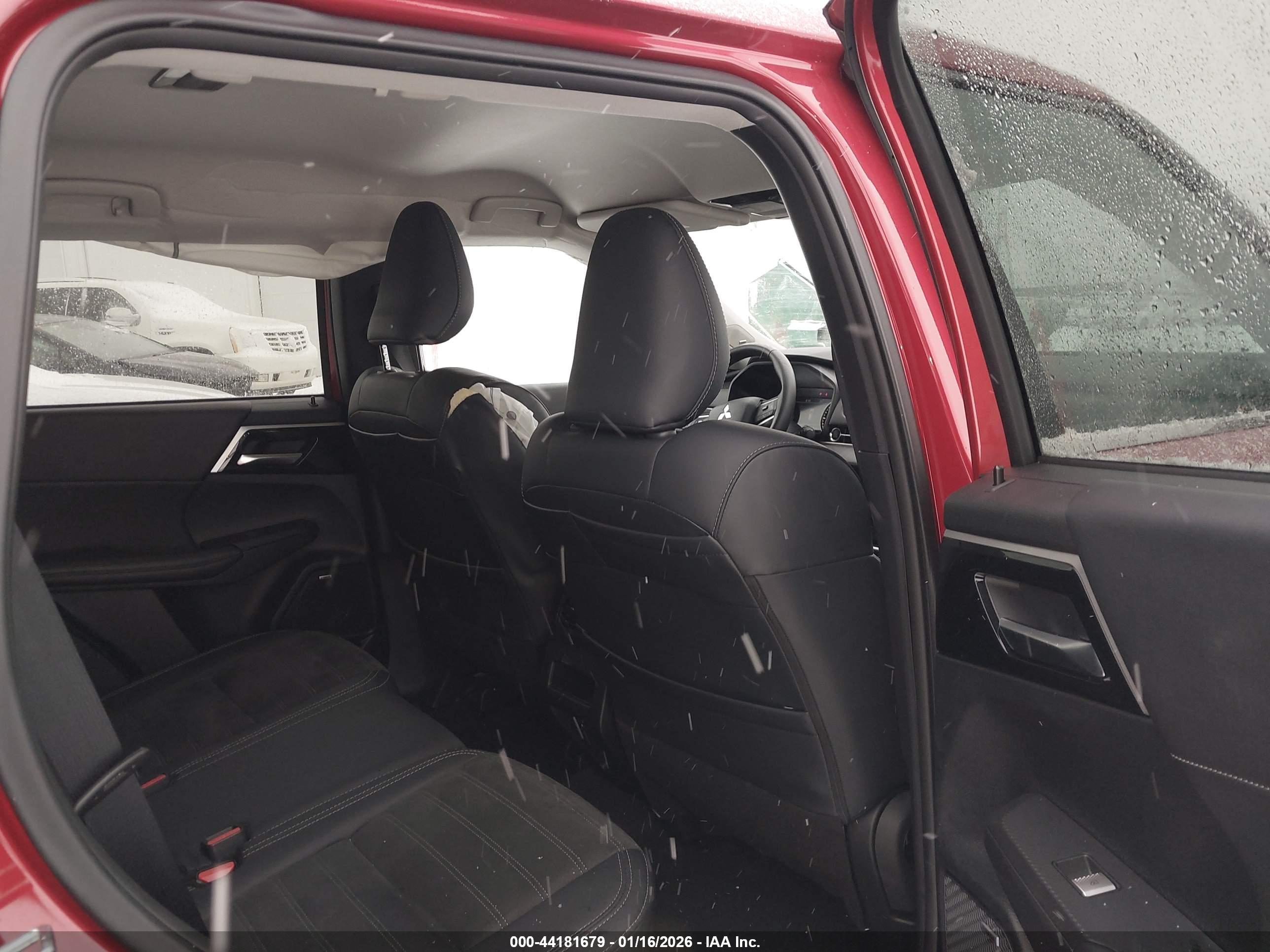 MITSUBISHI OUTLANDER image 8