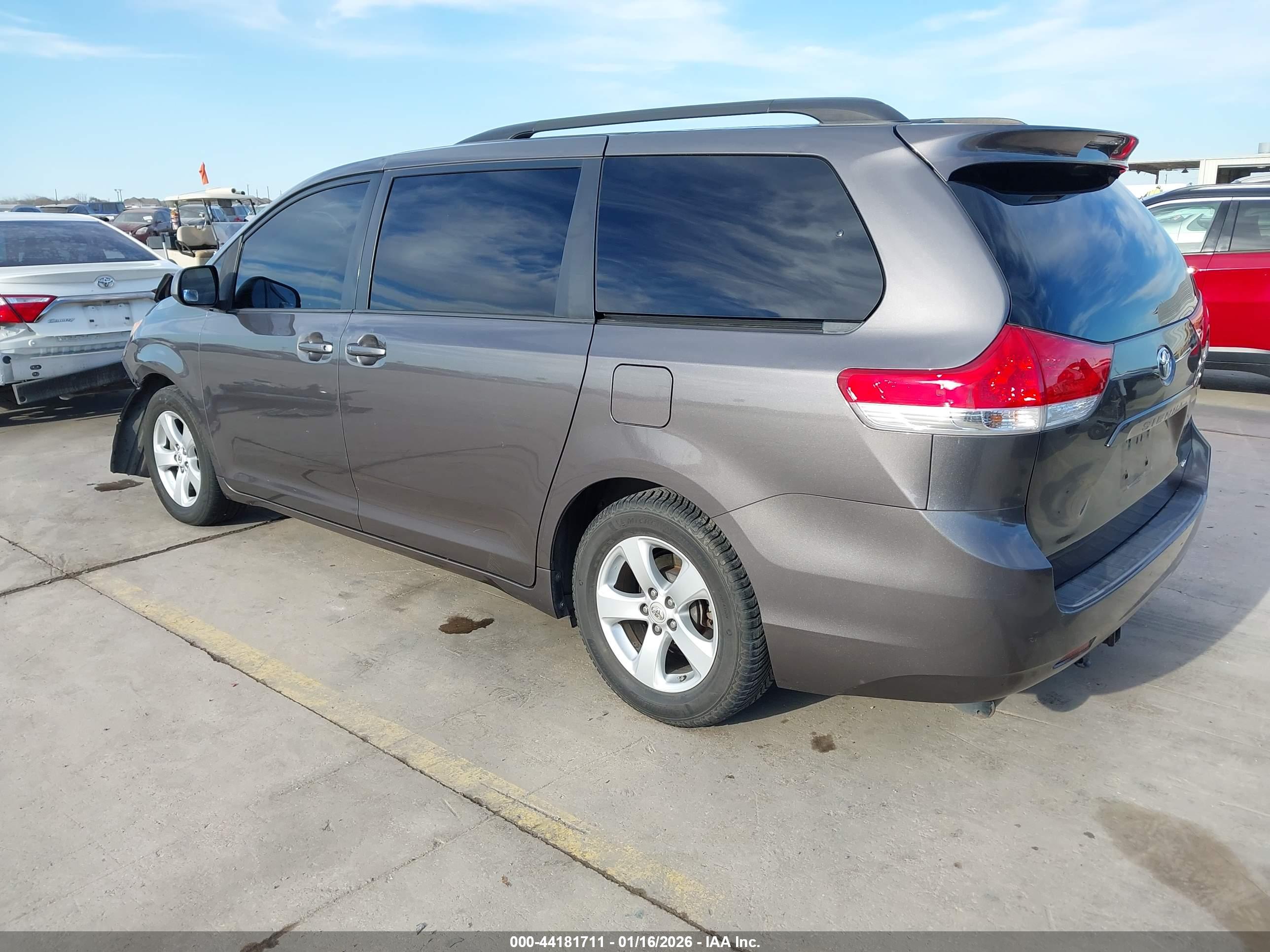 TOYOTA SIENNA image 3