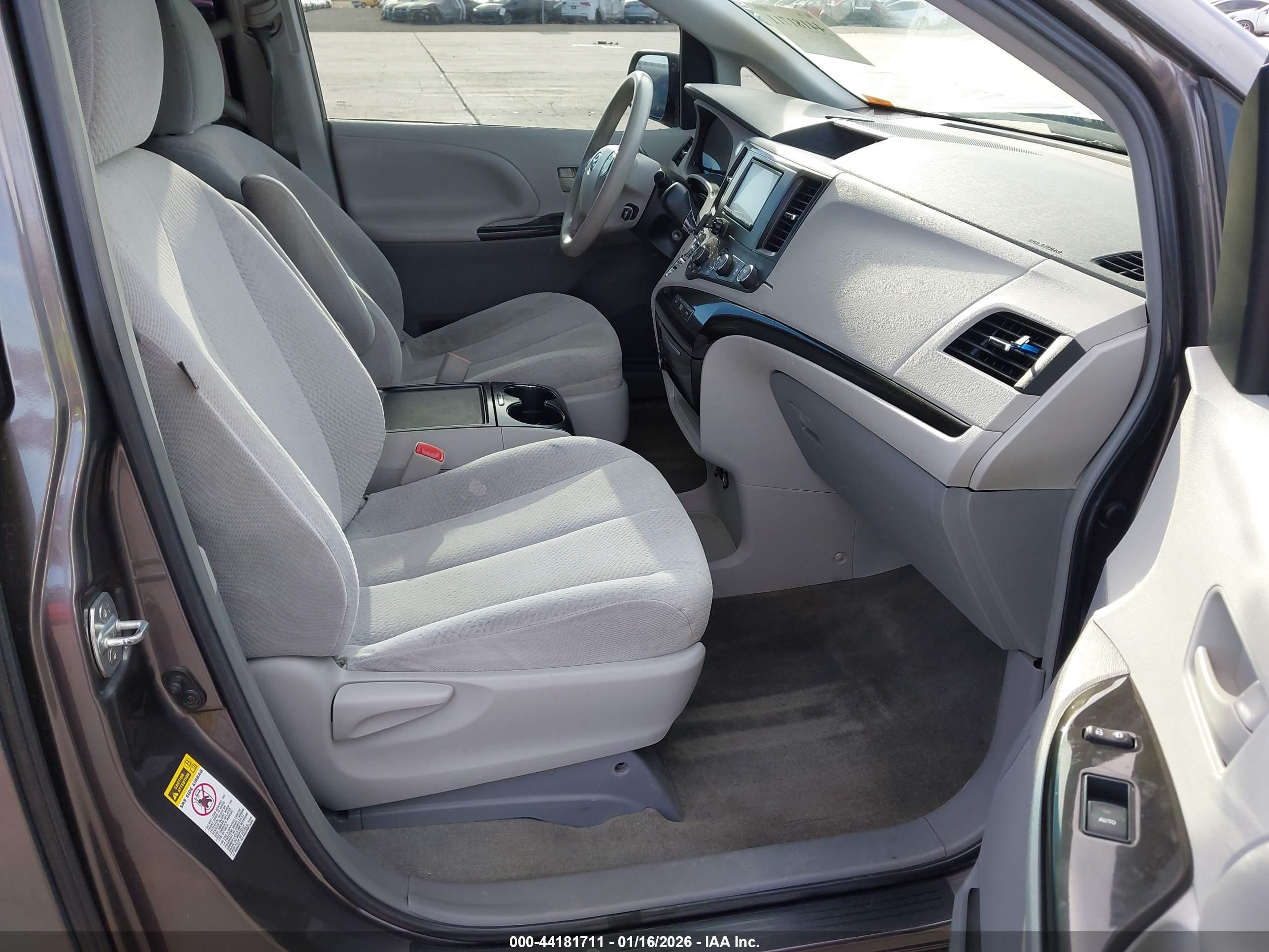 TOYOTA SIENNA image 5