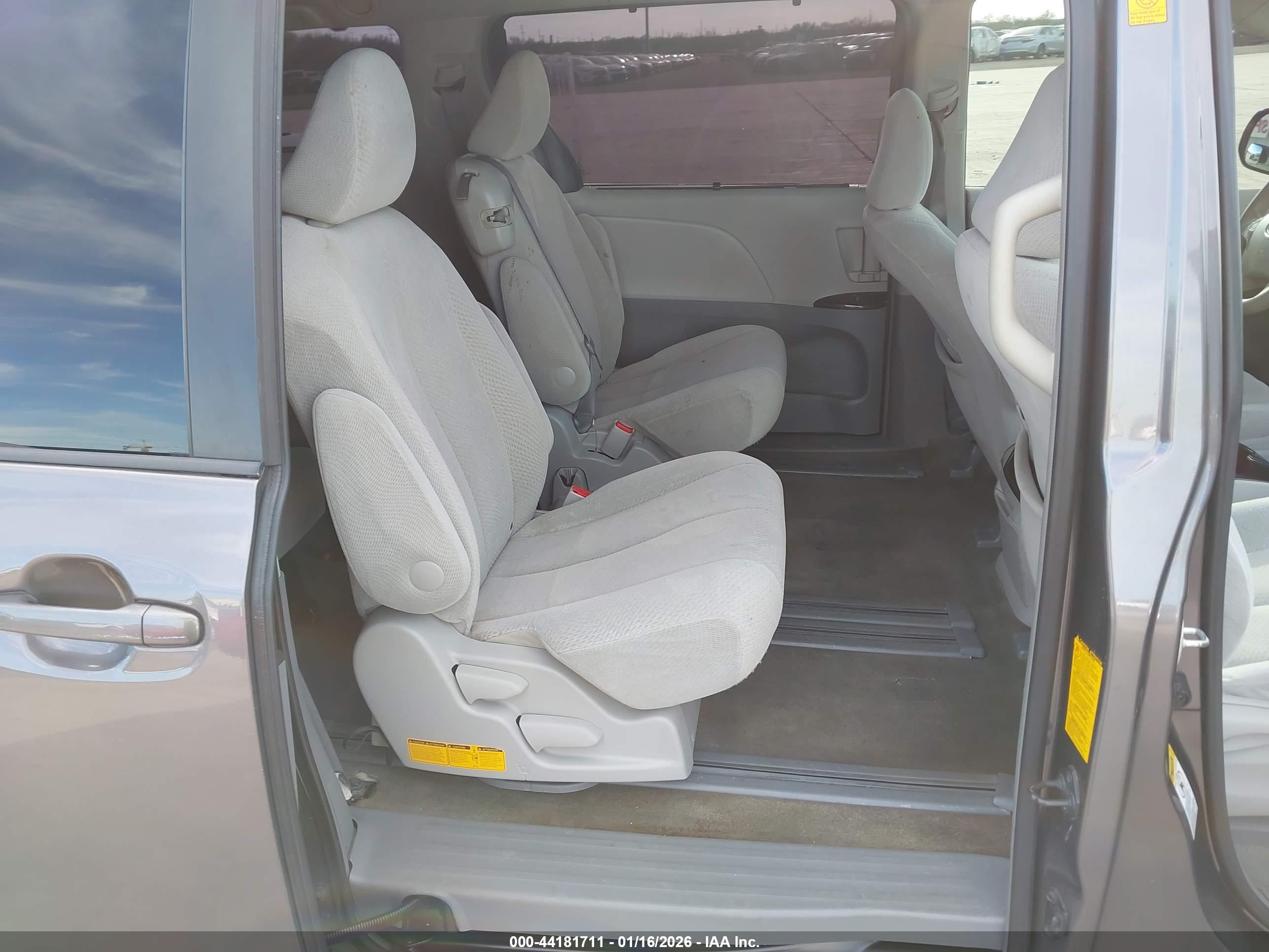 TOYOTA SIENNA image 8