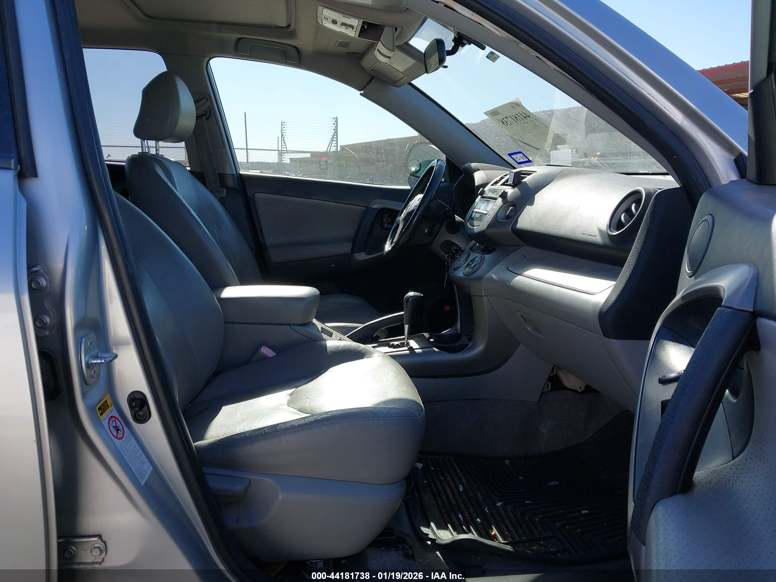 TOYOTA RAV4 image 5