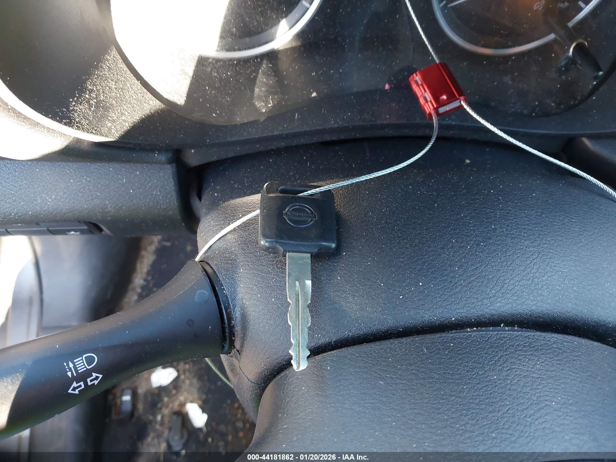 NISSAN VERSA image 11