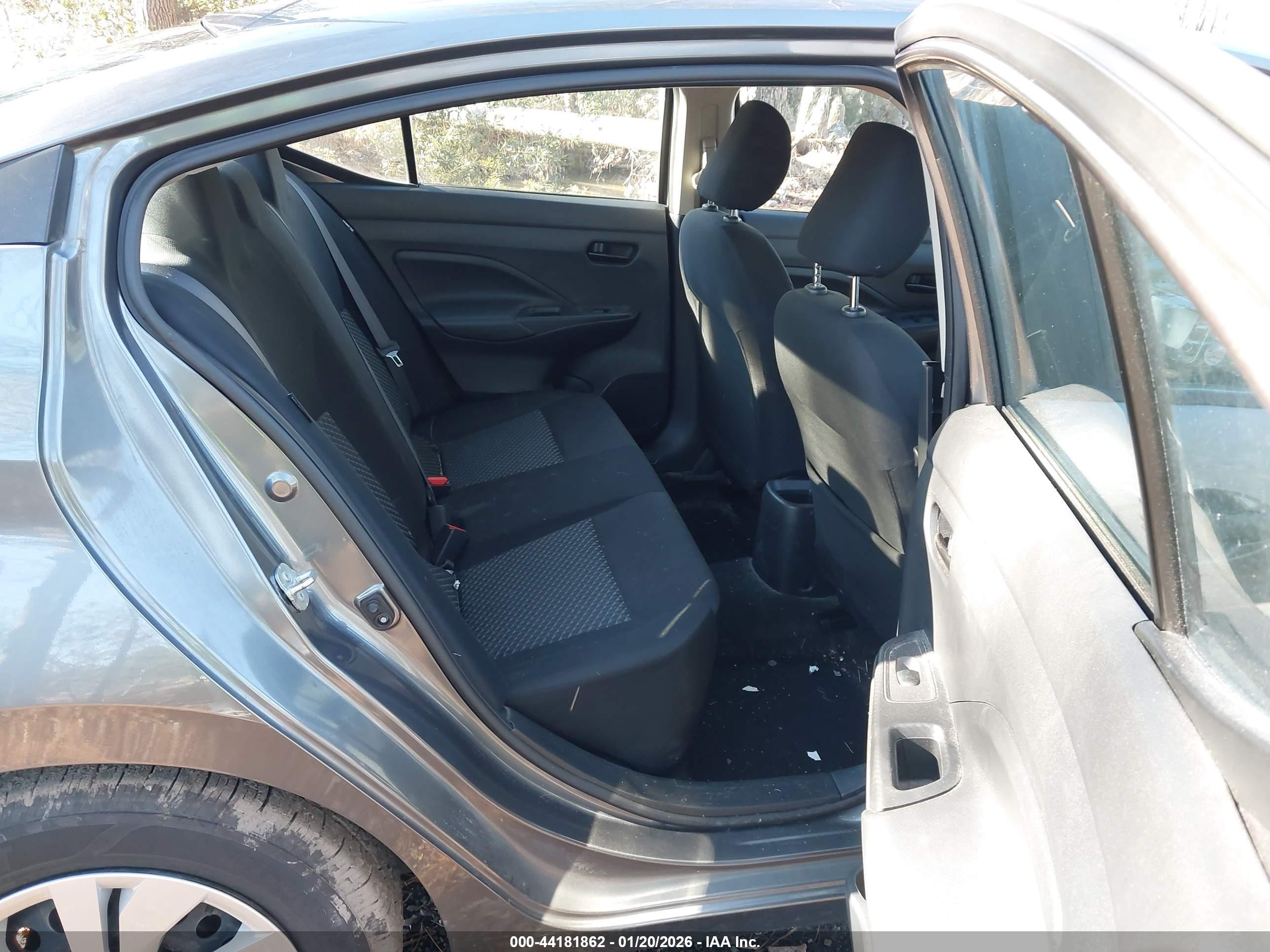NISSAN VERSA image 8