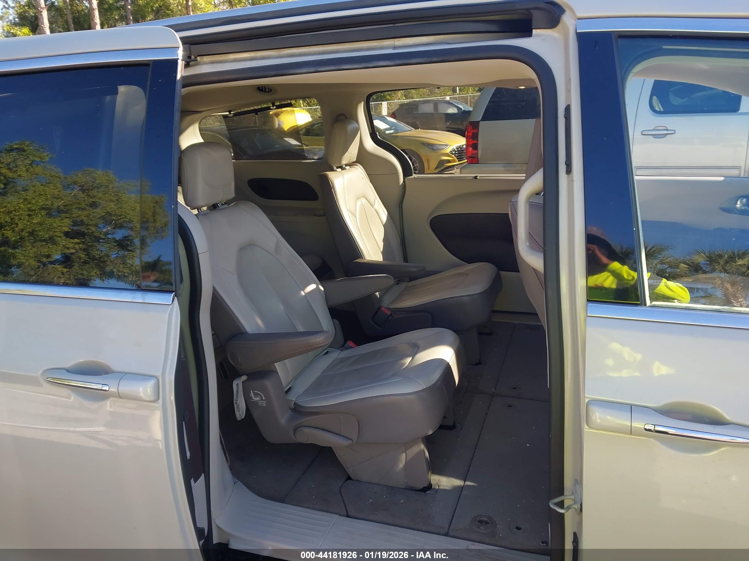 CHRYSLER PACIFICA image 8
