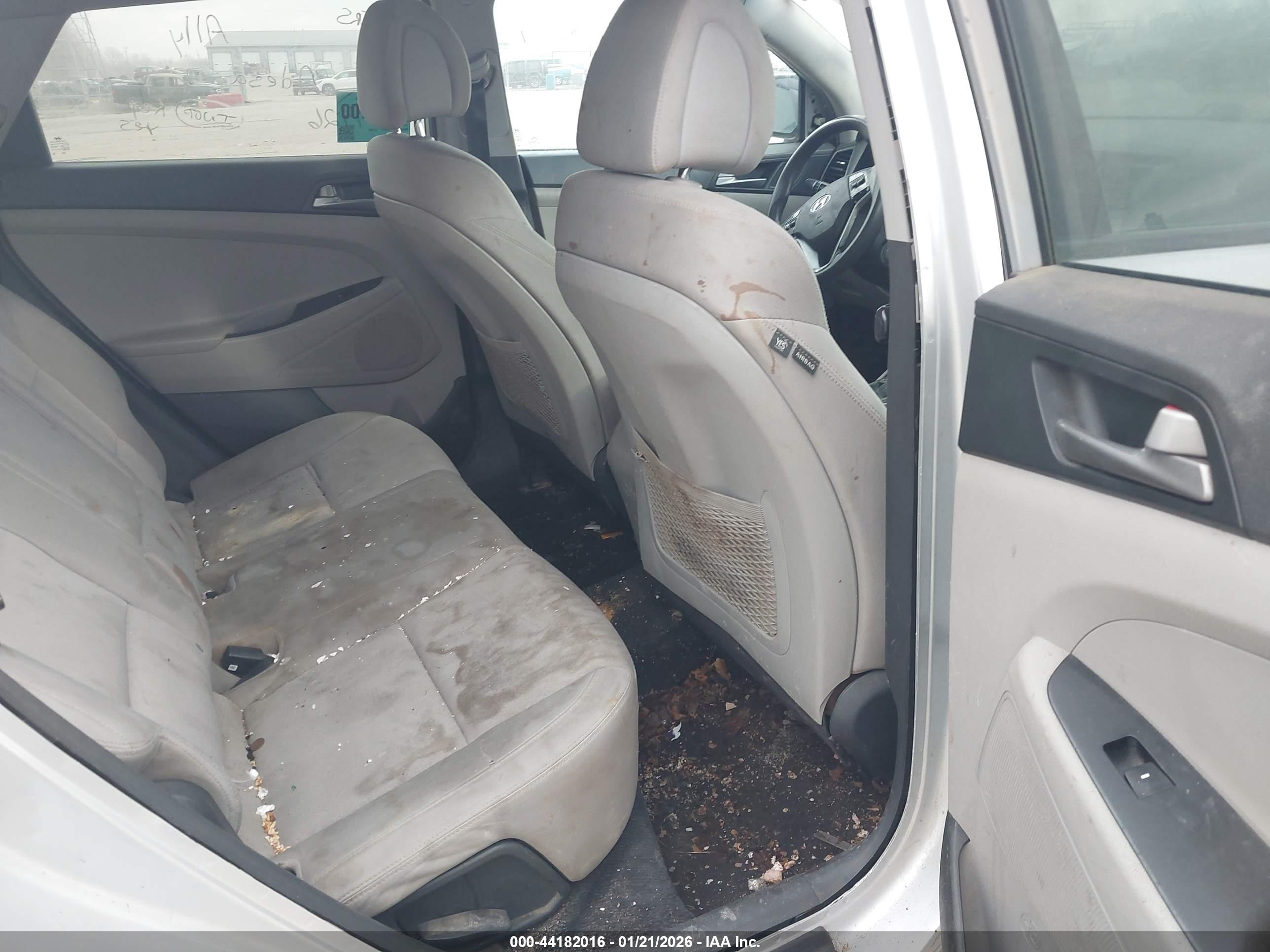 HYUNDAI TUCSON image 8