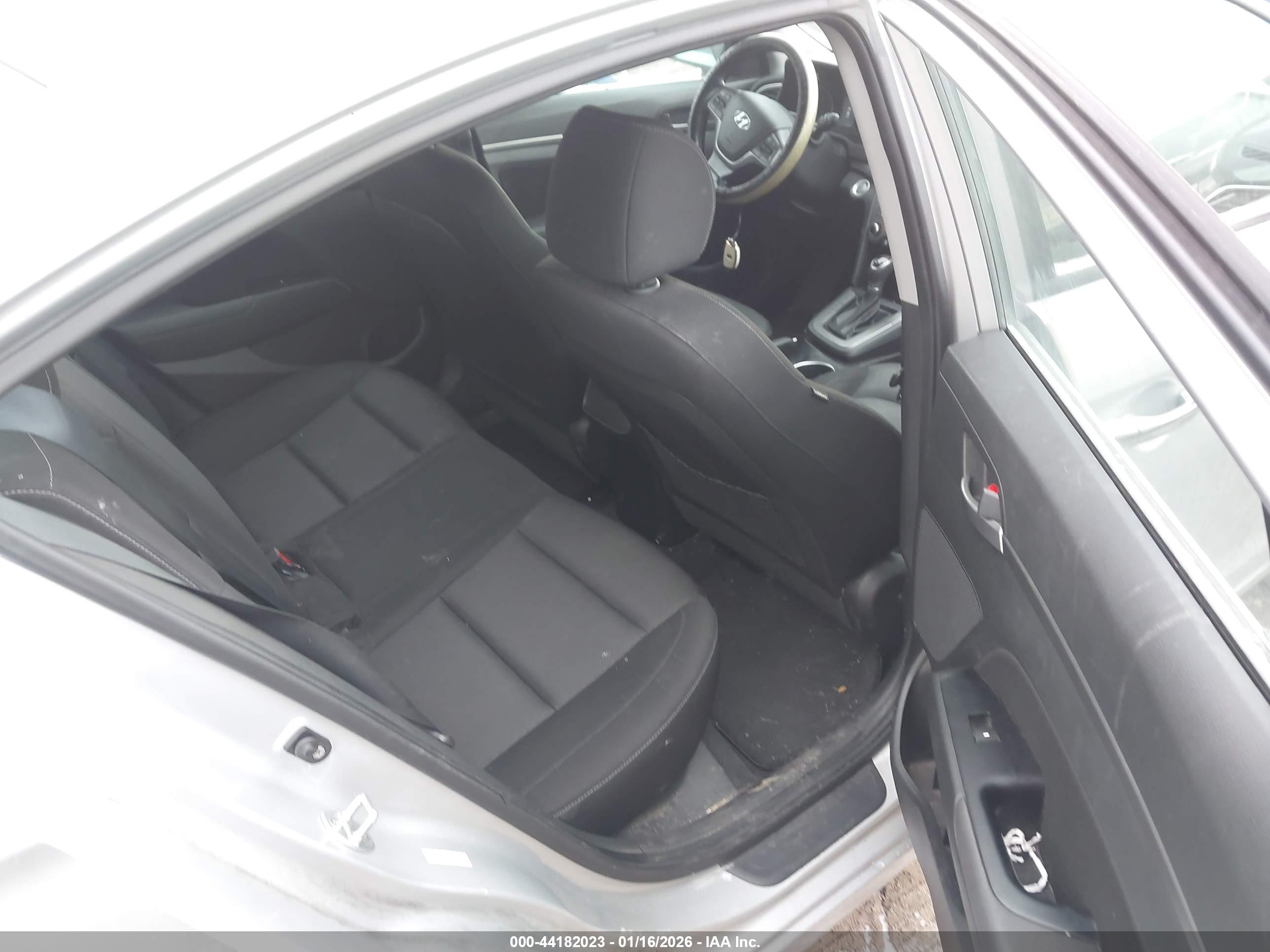 HYUNDAI ELANTRA image 8