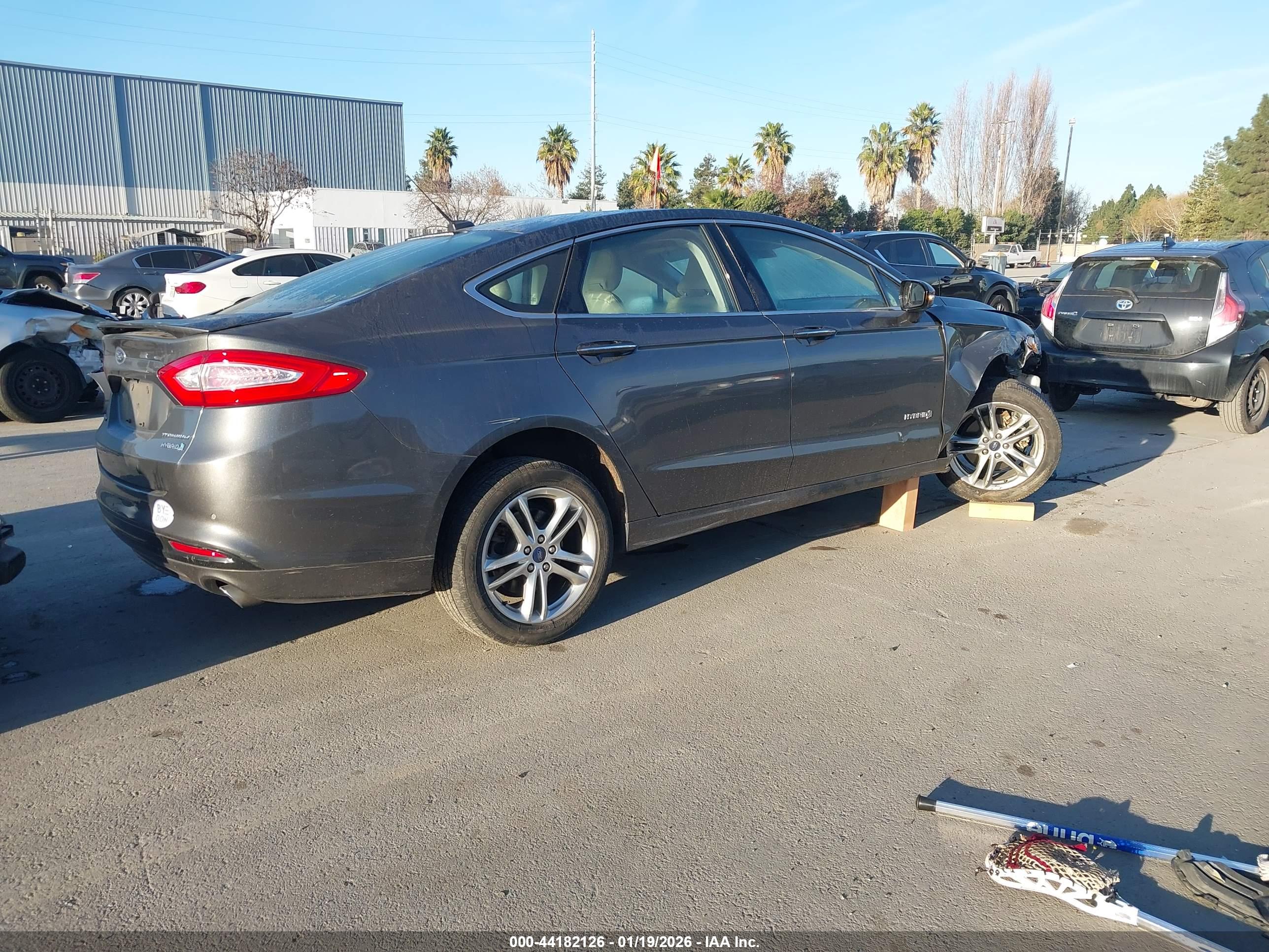 FORD FUSION image 4