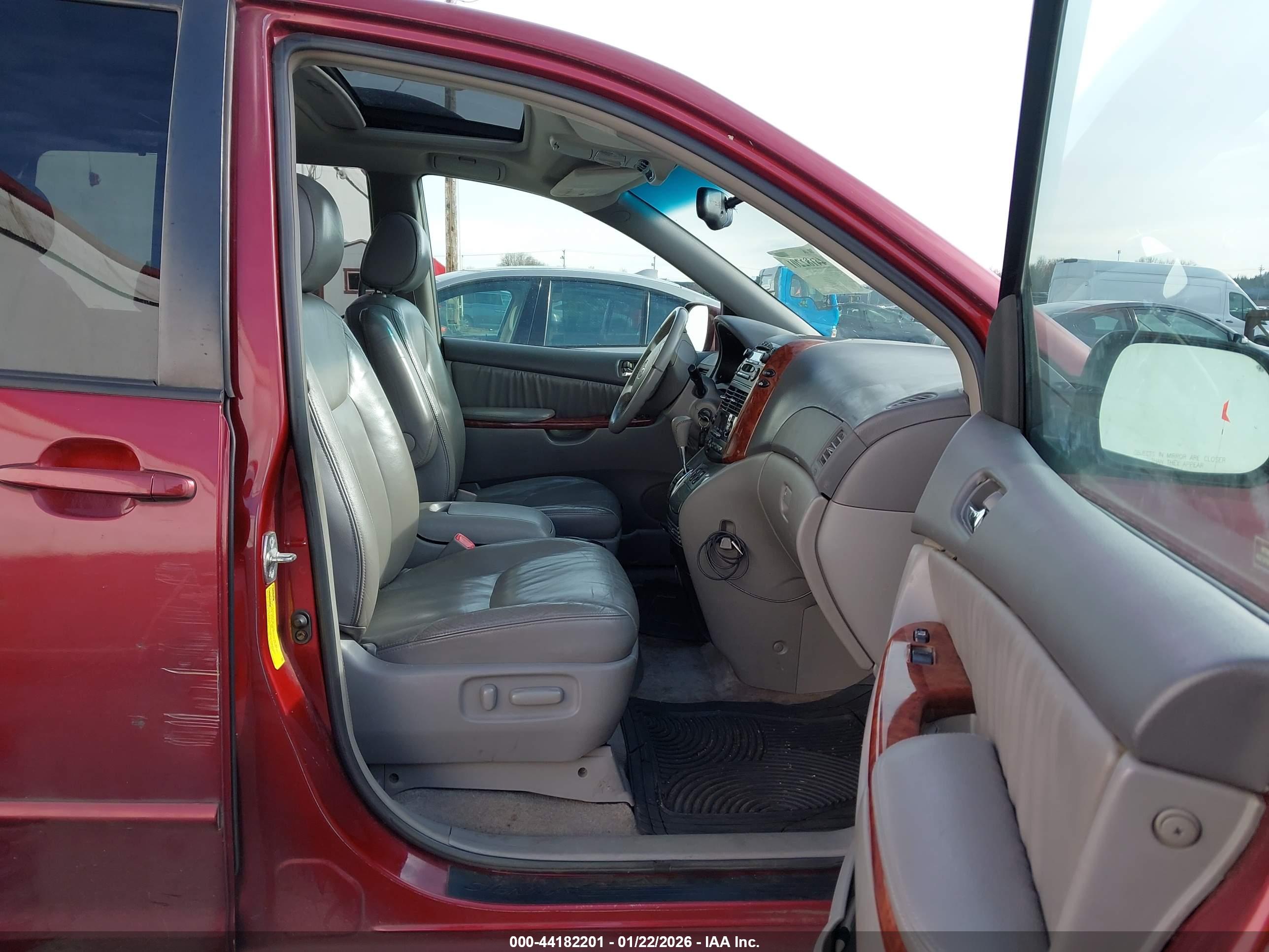 TOYOTA SIENNA image 5