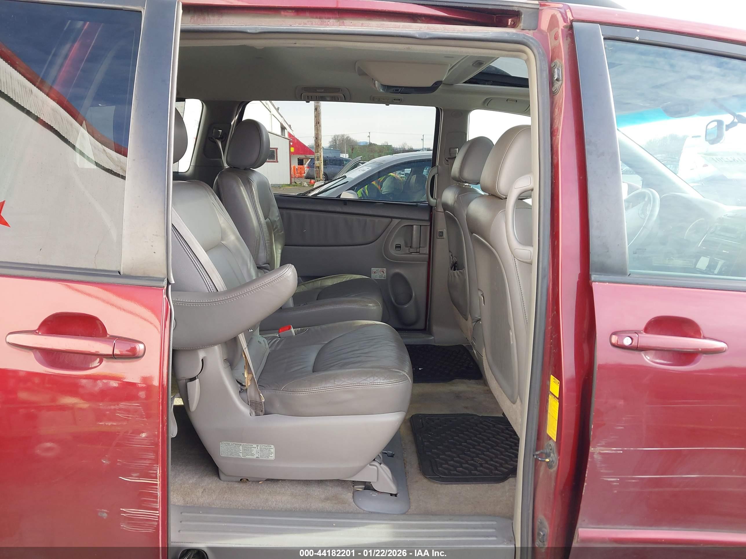 TOYOTA SIENNA image 8
