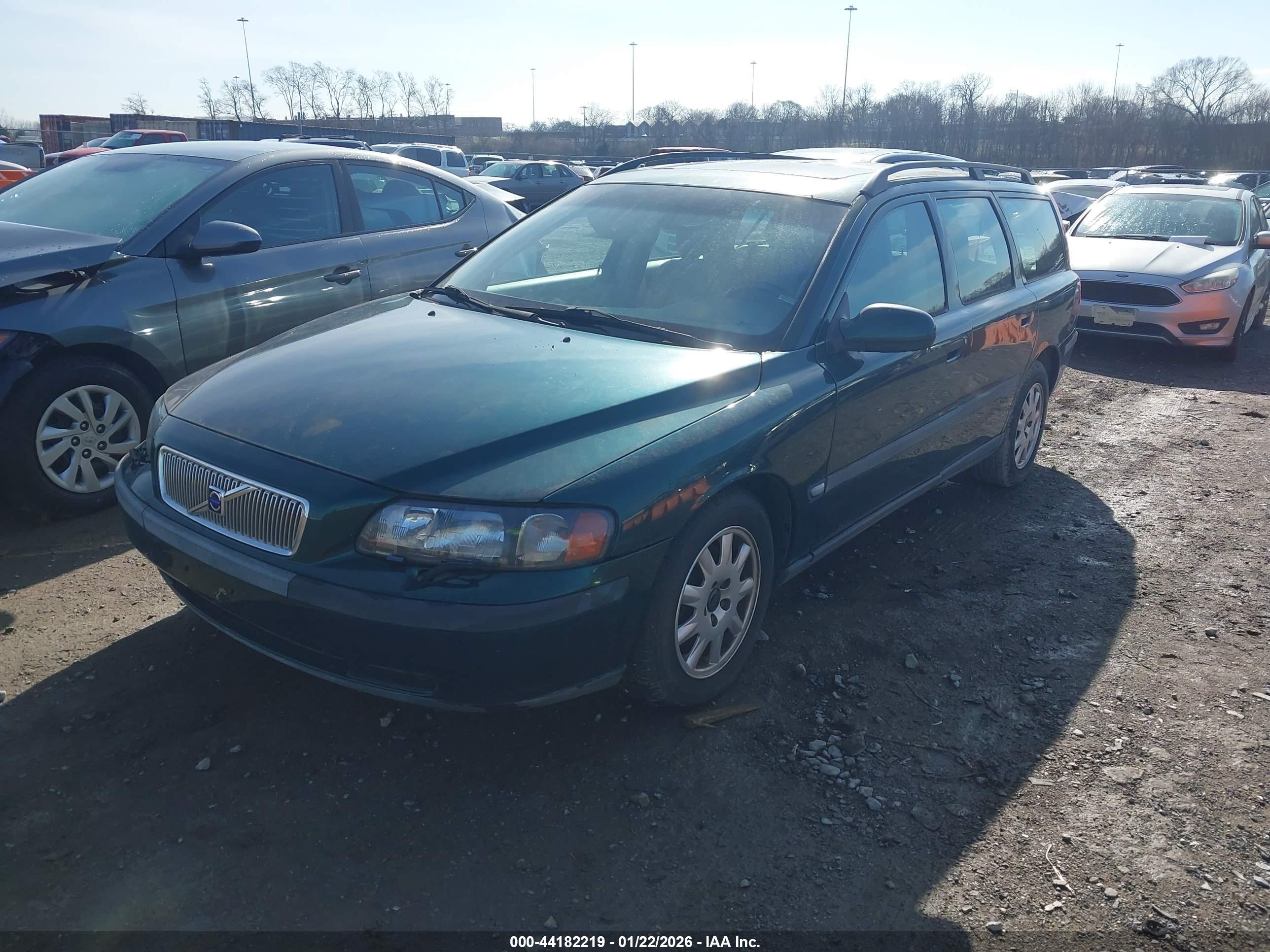 VOLVO V70 image 2