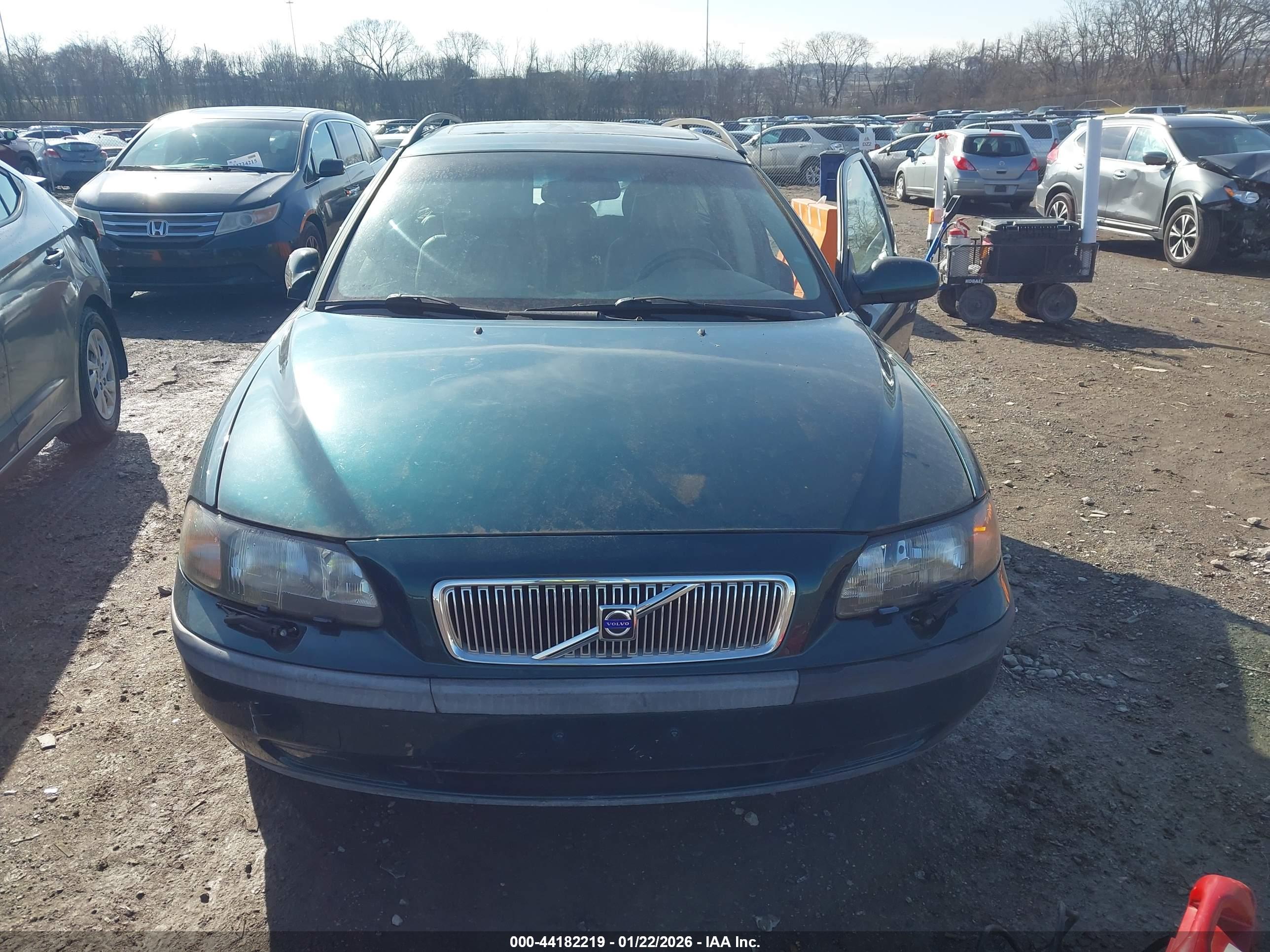 VOLVO V70 image 6