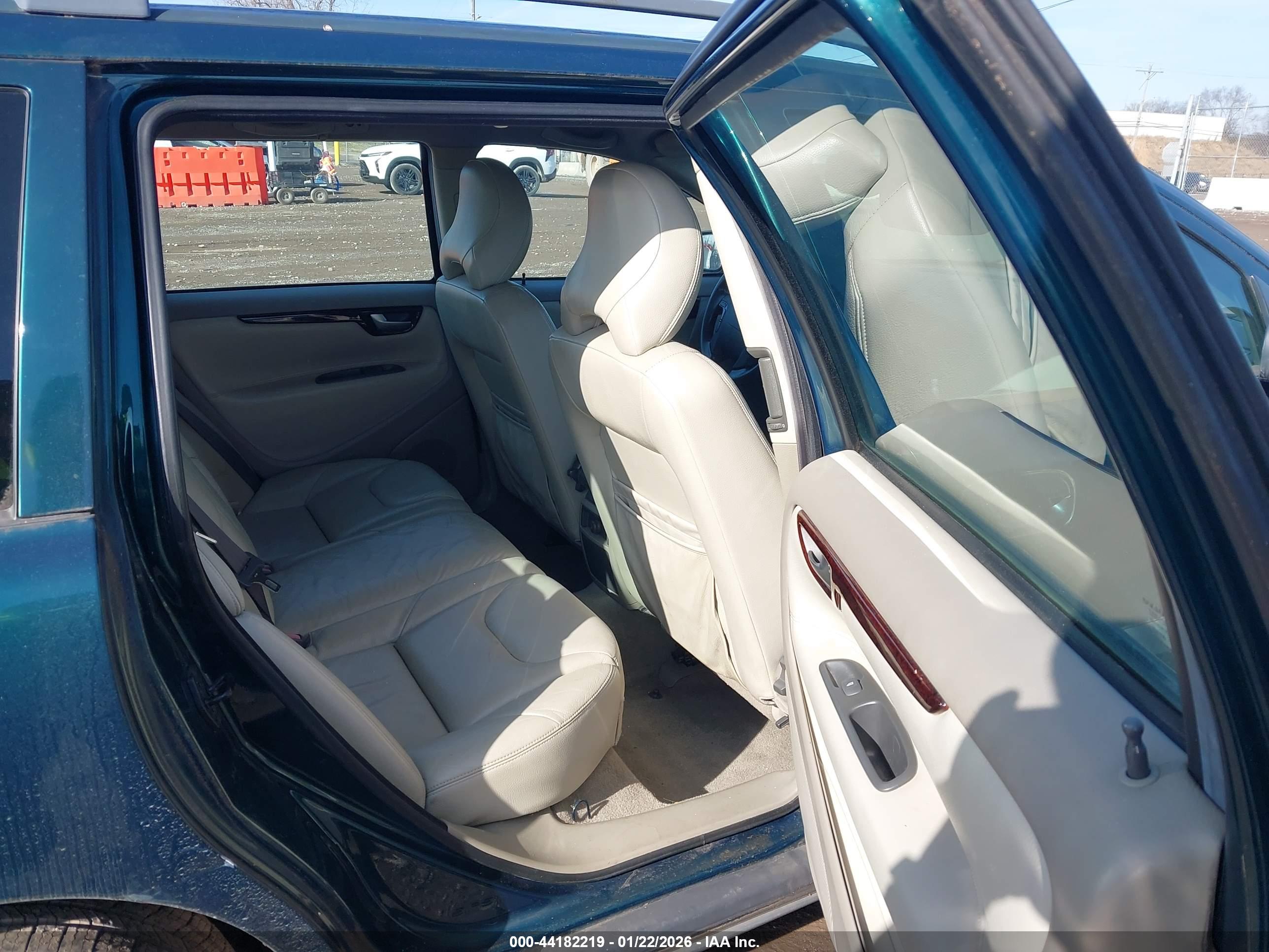 VOLVO V70 image 8