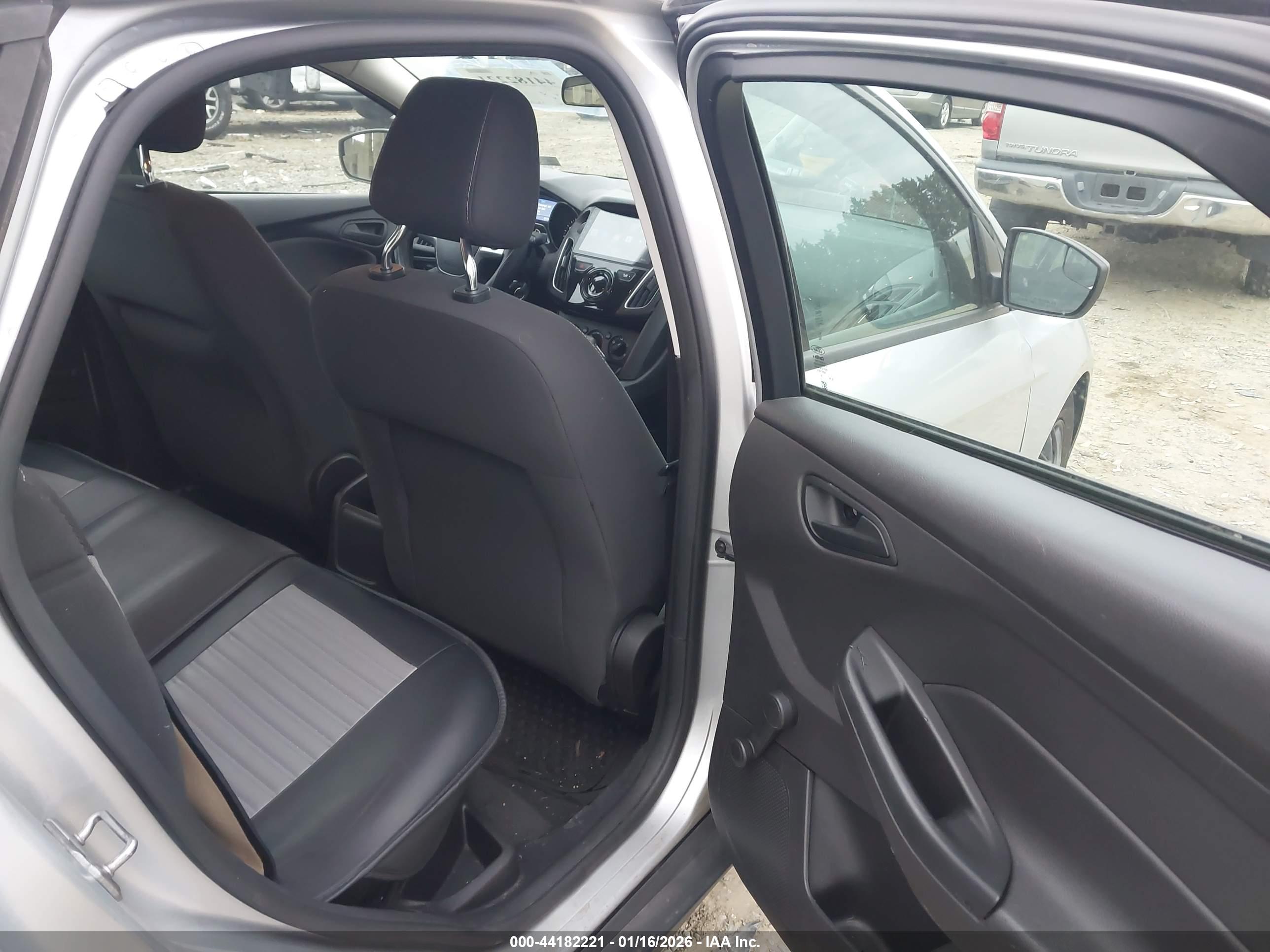 FORD FOCUS image 8